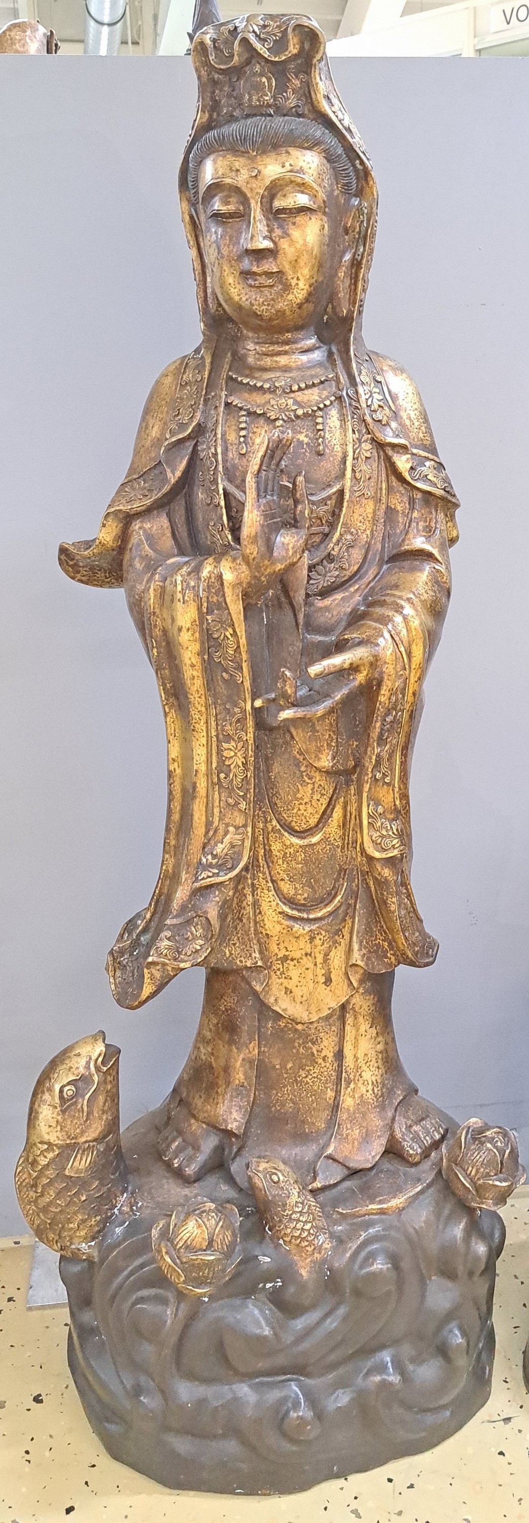Detail a: Sehr große Guan Yin, China, wohl 20. Jh., Messing, "Gottheit des Mitgefühls", auf einem Fisch über Wasser reitend, H. ca. 120 cm, ca. 35 ...