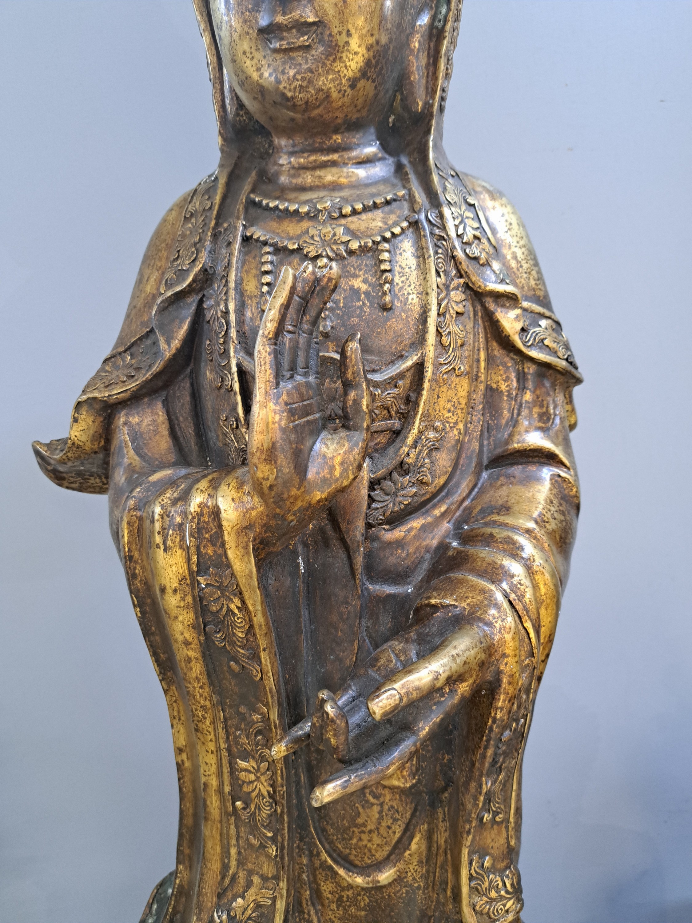 Detail c: Sehr große Guan Yin, China, wohl 20. Jh., Messing, "Gottheit des Mitgefühls", auf einem Fisch über Wasser reitend, H. ca. 120 cm, ca. 35 ...