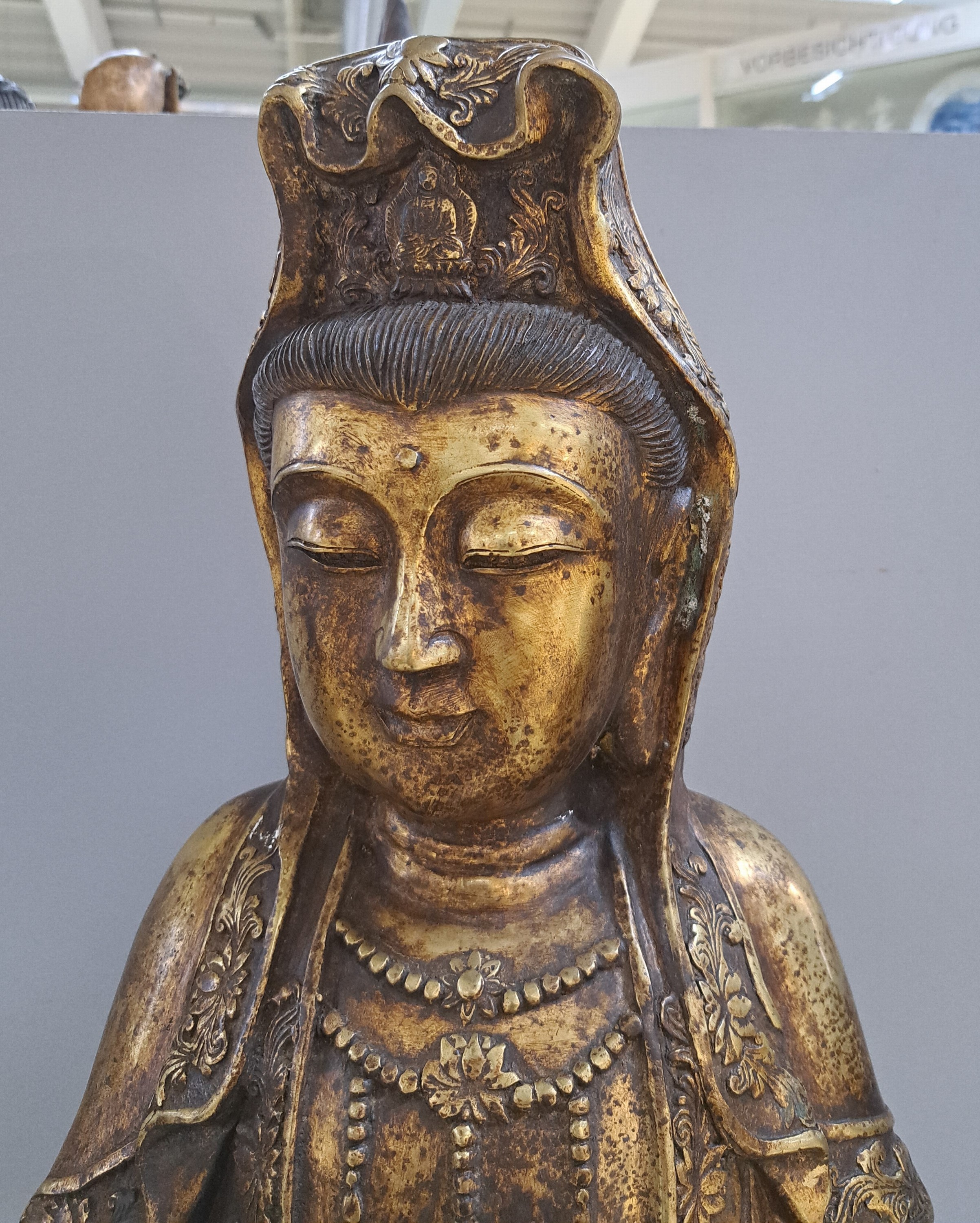 Detail d: Sehr große Guan Yin, China, wohl 20. Jh., Messing, "Gottheit des Mitgefühls", auf einem Fisch über Wasser reitend, H. ca. 120 cm, ca. 35 ...