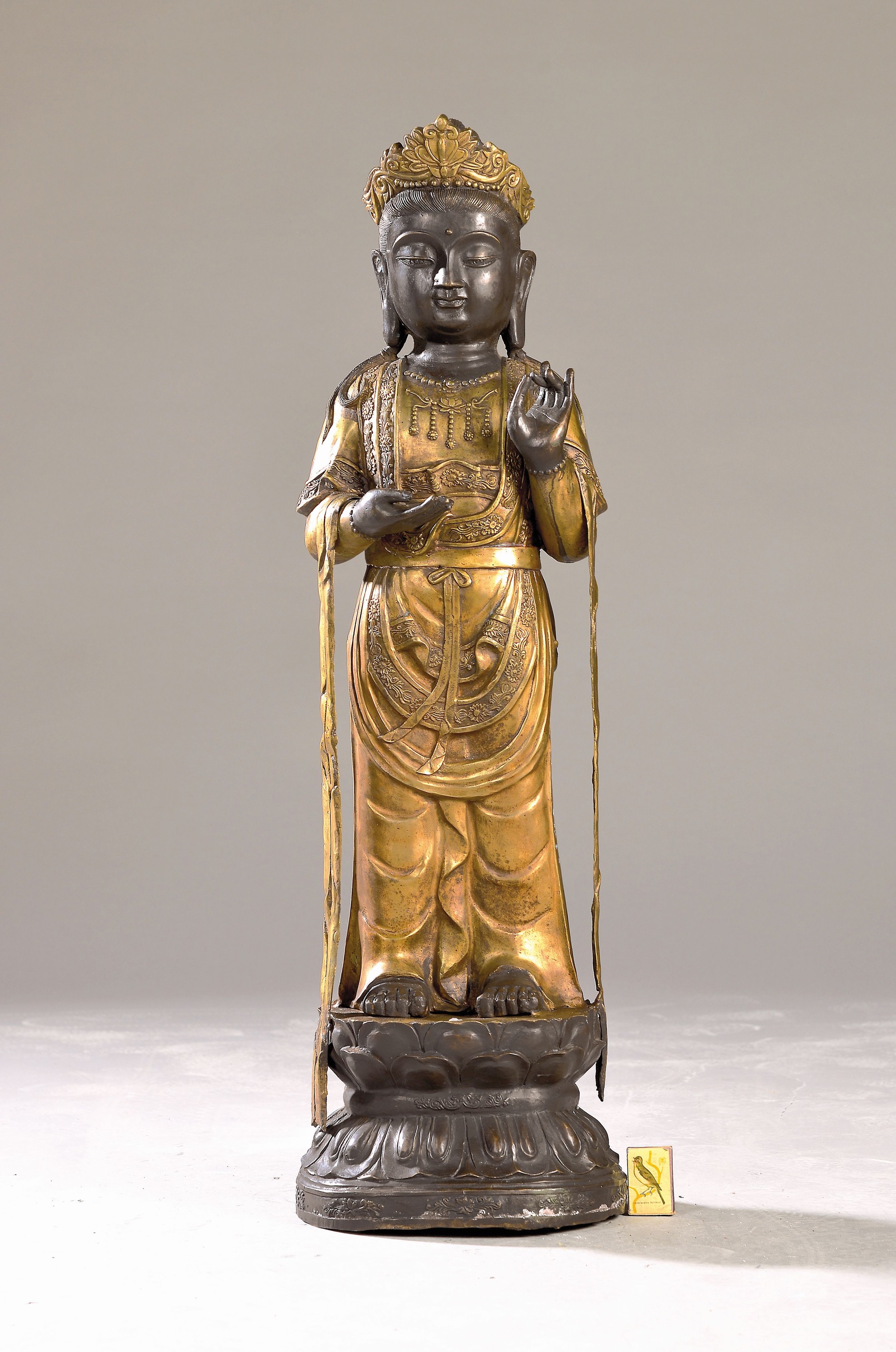 Sehr große Guan Yin, China, wohl 20. Jh., Messing, z.T. patiniert, H. ca. 92 cm, ca. 40 kg