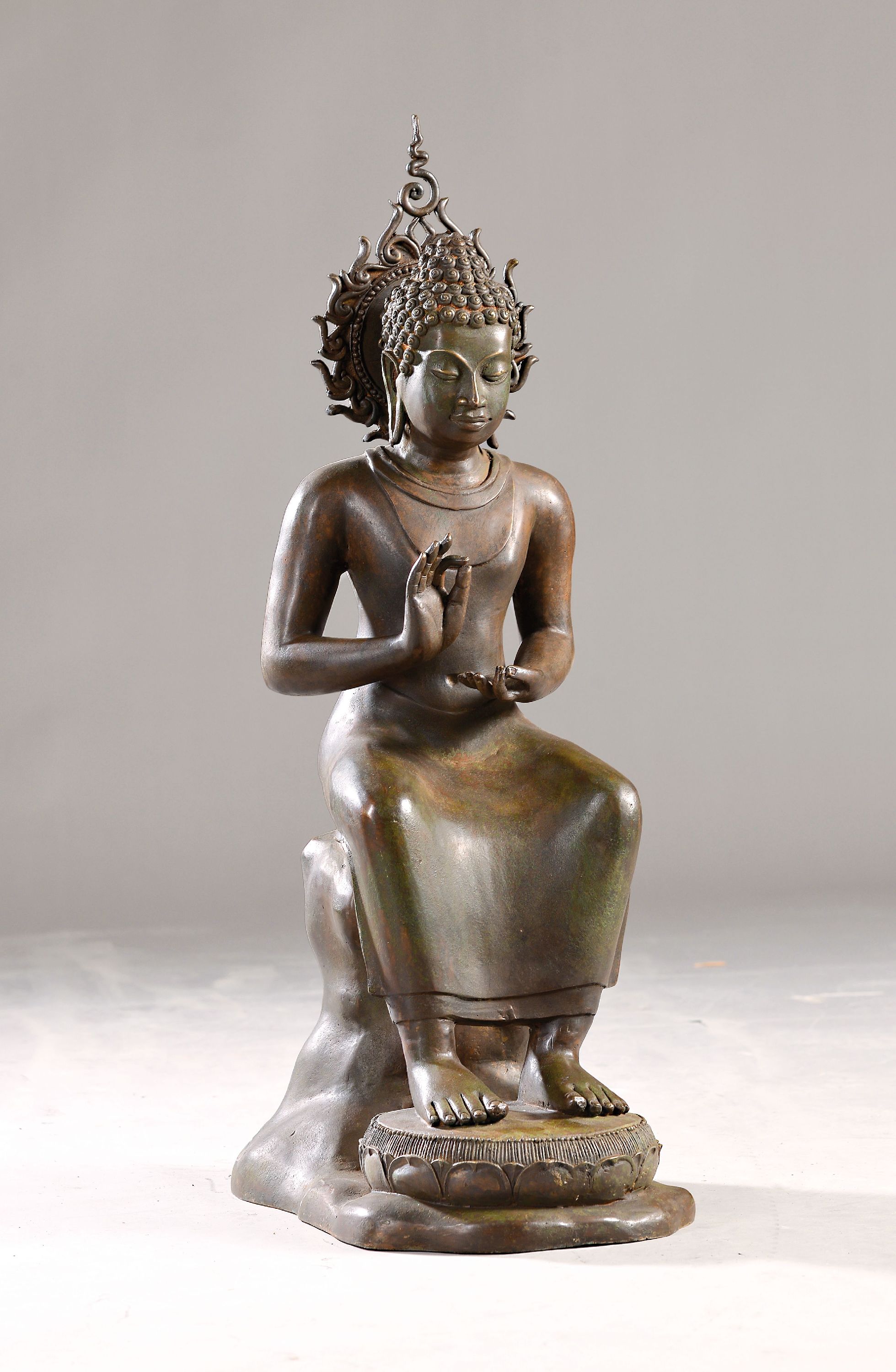 Großer Bodhisattva, Thailand, Anfang 20. Jh., Bronze, auf einem Felsen sitzend, Lotusthron und Nimbus, Spuren von alter Vergoldung, H. ca. 65 cm, ...