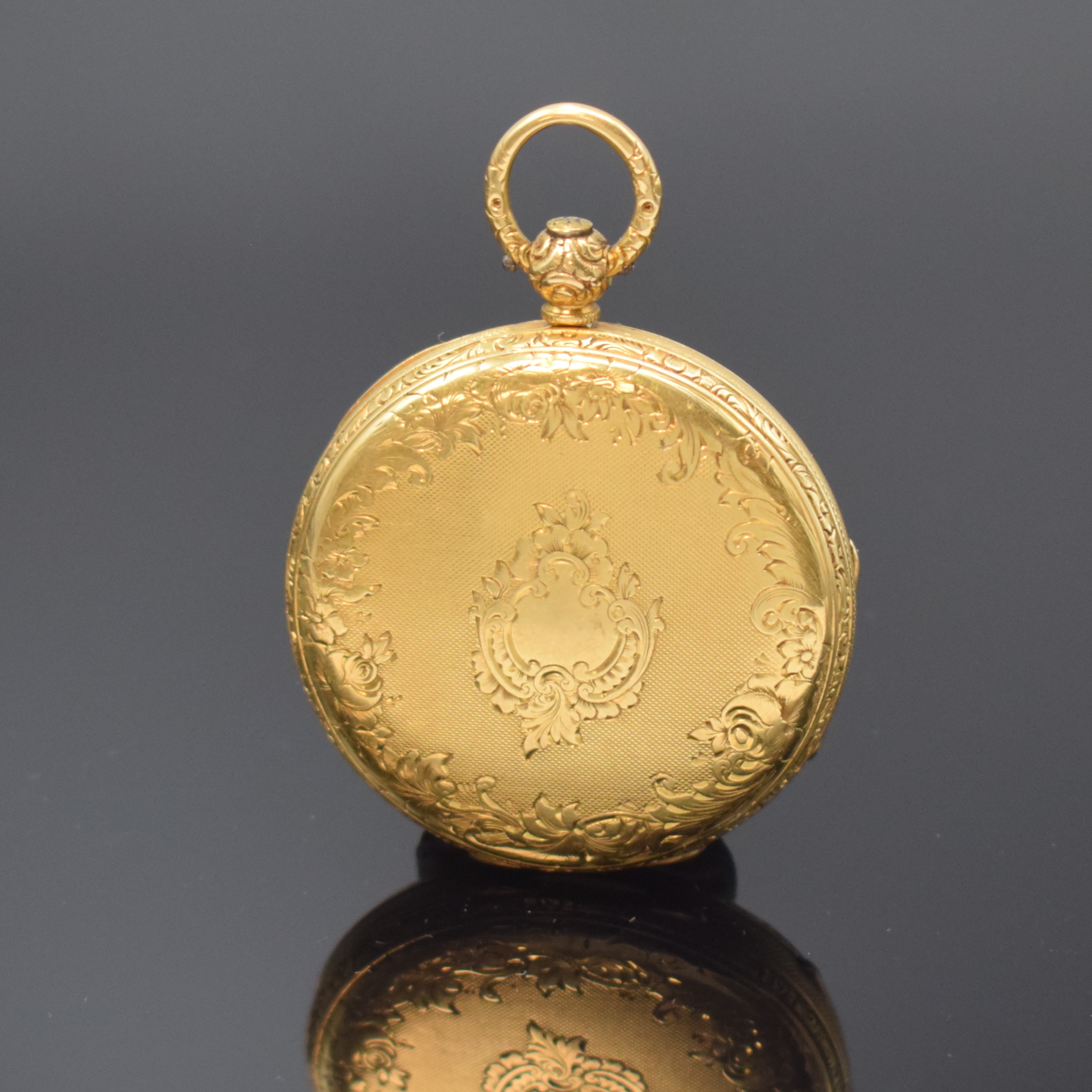 Detail a: Offene Herrentaschenuhr in GG 750/000, London Hallmark 1851, fein schmuckgrav. Gehäuse, Gold Zifferblatt im Zentrum guill., gebl. Zeiger, feines ...