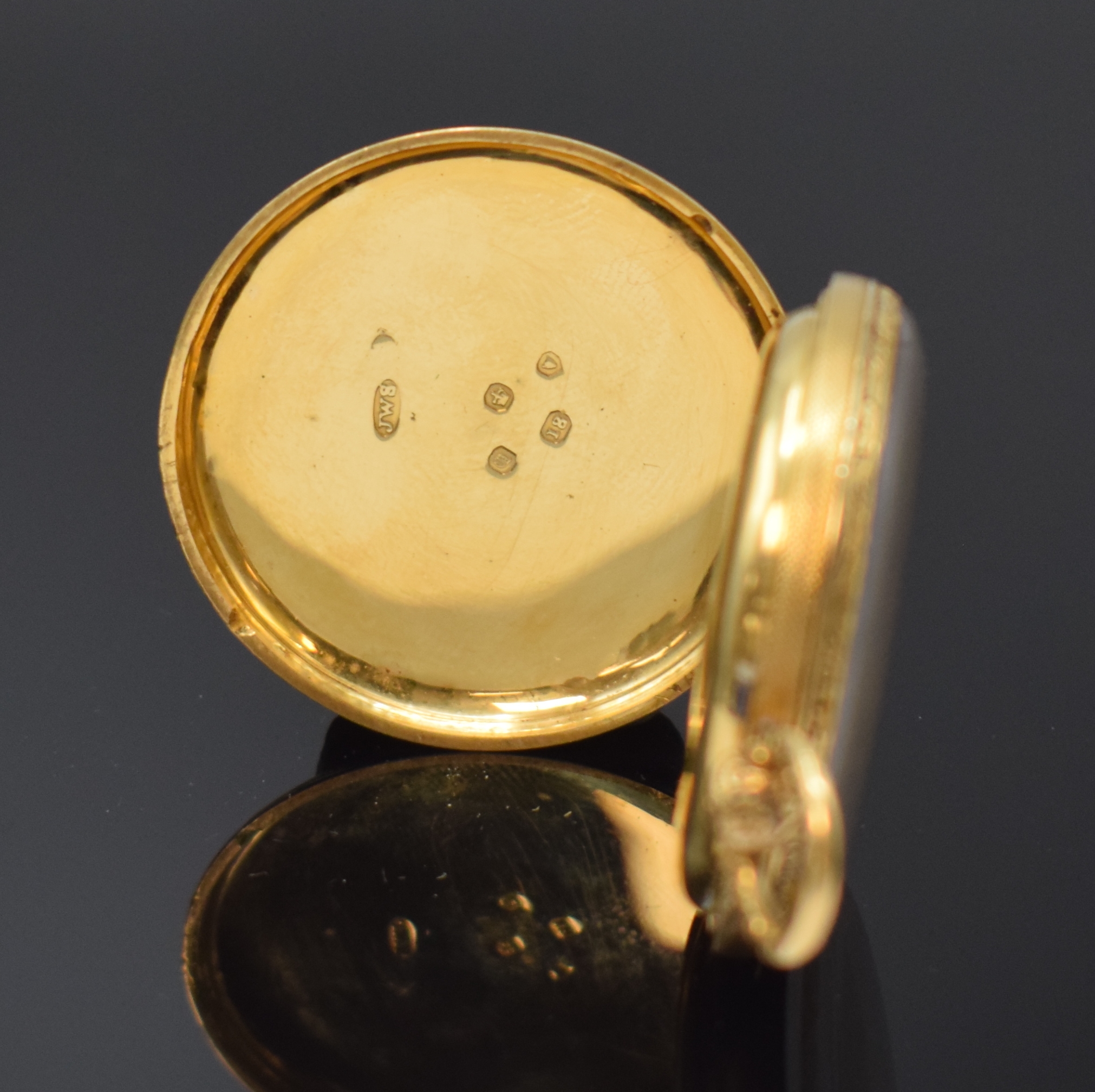 Detail b: Offene Herrentaschenuhr in GG 750/000, London Hallmark 1851, fein schmuckgrav. Gehäuse, Gold Zifferblatt im Zentrum guill., gebl. Zeiger, feines ...