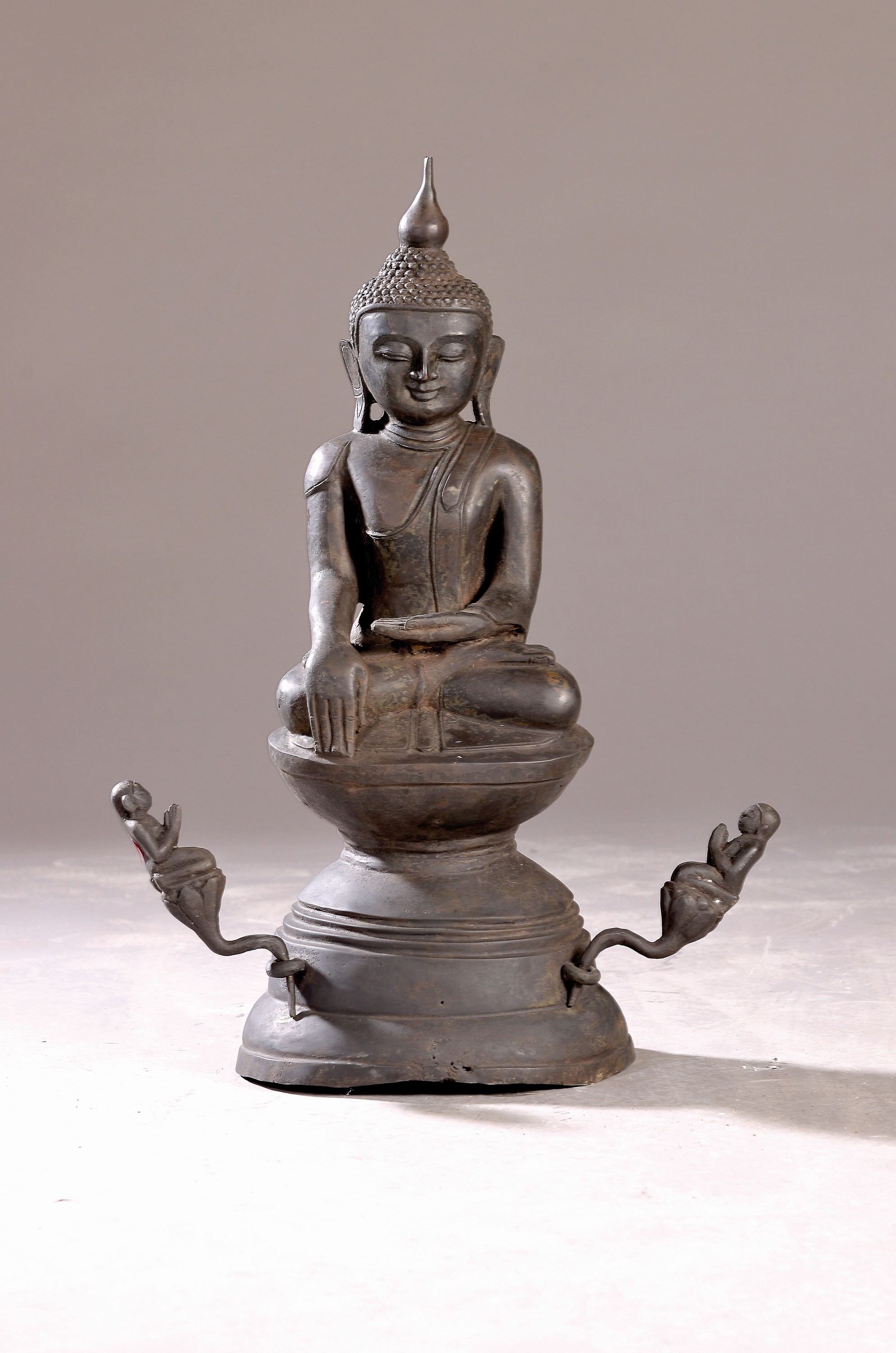 Großer Buddha mit zwei Betenden, Shan-Stil, Burma, 20. Jh, Kupferbronze, H.ca. 64 cm