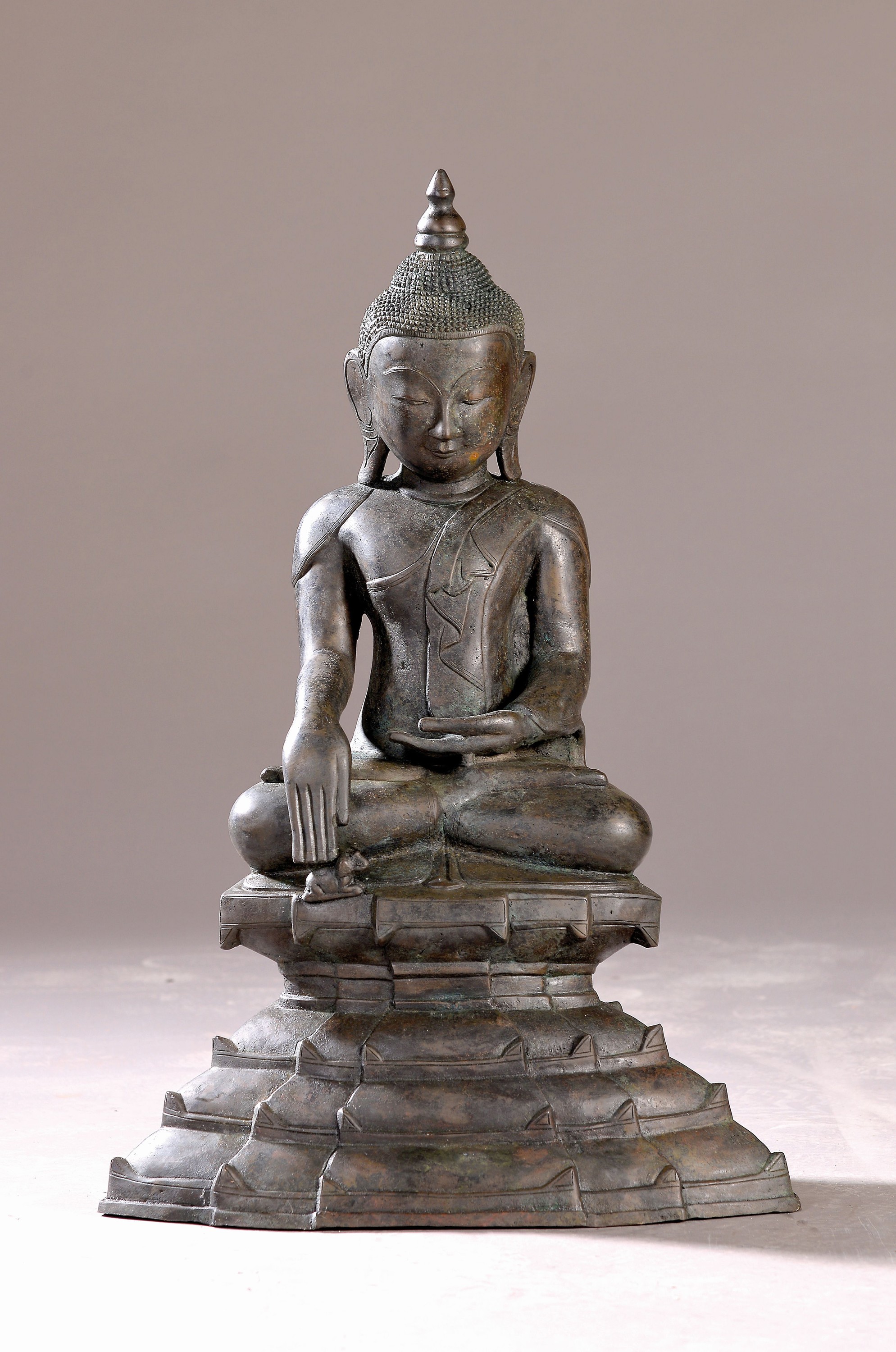 Shan-Buddha, Altarfigur, Burma, wohl Anfang 20. Jh., Bronze, auf hohem getrepptem Sockel sitzend, Geste der Erdberührung/Bhumisparsha mudra, H.ca. ...
