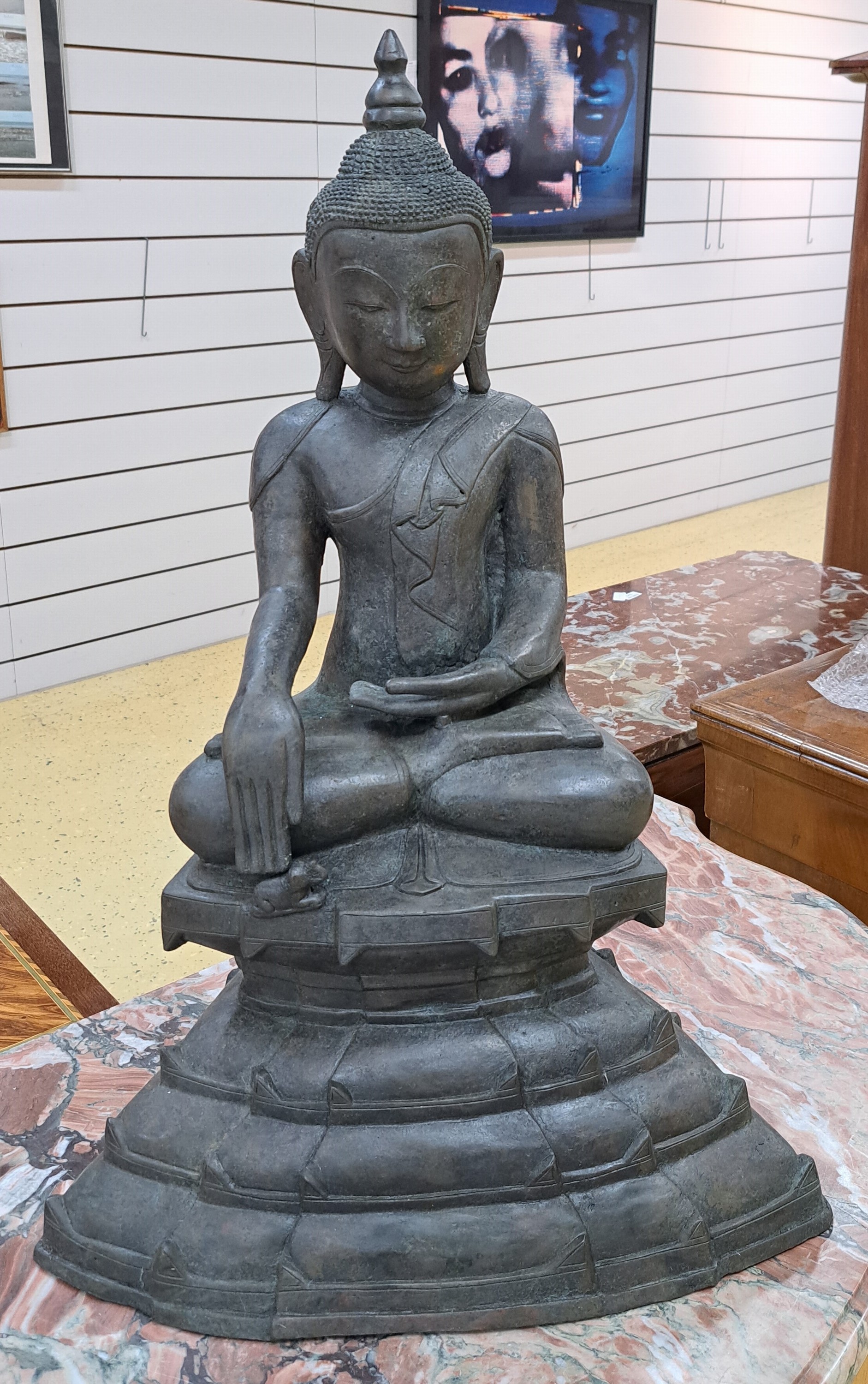 Detail a: Shan-Buddha, Altarfigur, Burma, wohl Anfang 20. Jh., Bronze, auf hohem getrepptem Sockel sitzend, Geste der Erdberührung/Bhumisparsha mudra, H.ca. ...