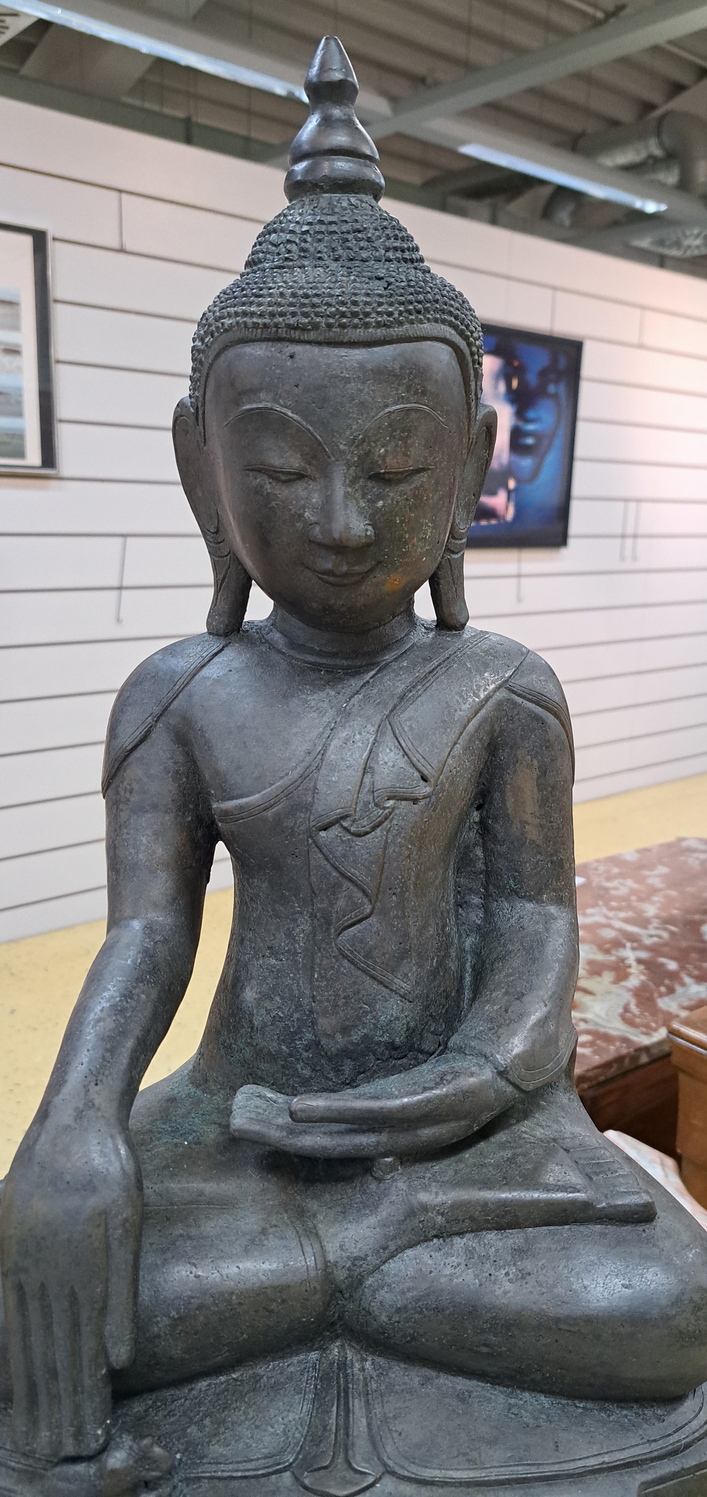 Detail b: Shan-Buddha, Altarfigur, Burma, wohl Anfang 20. Jh., Bronze, auf hohem getrepptem Sockel sitzend, Geste der Erdberührung/Bhumisparsha mudra, H.ca. ...