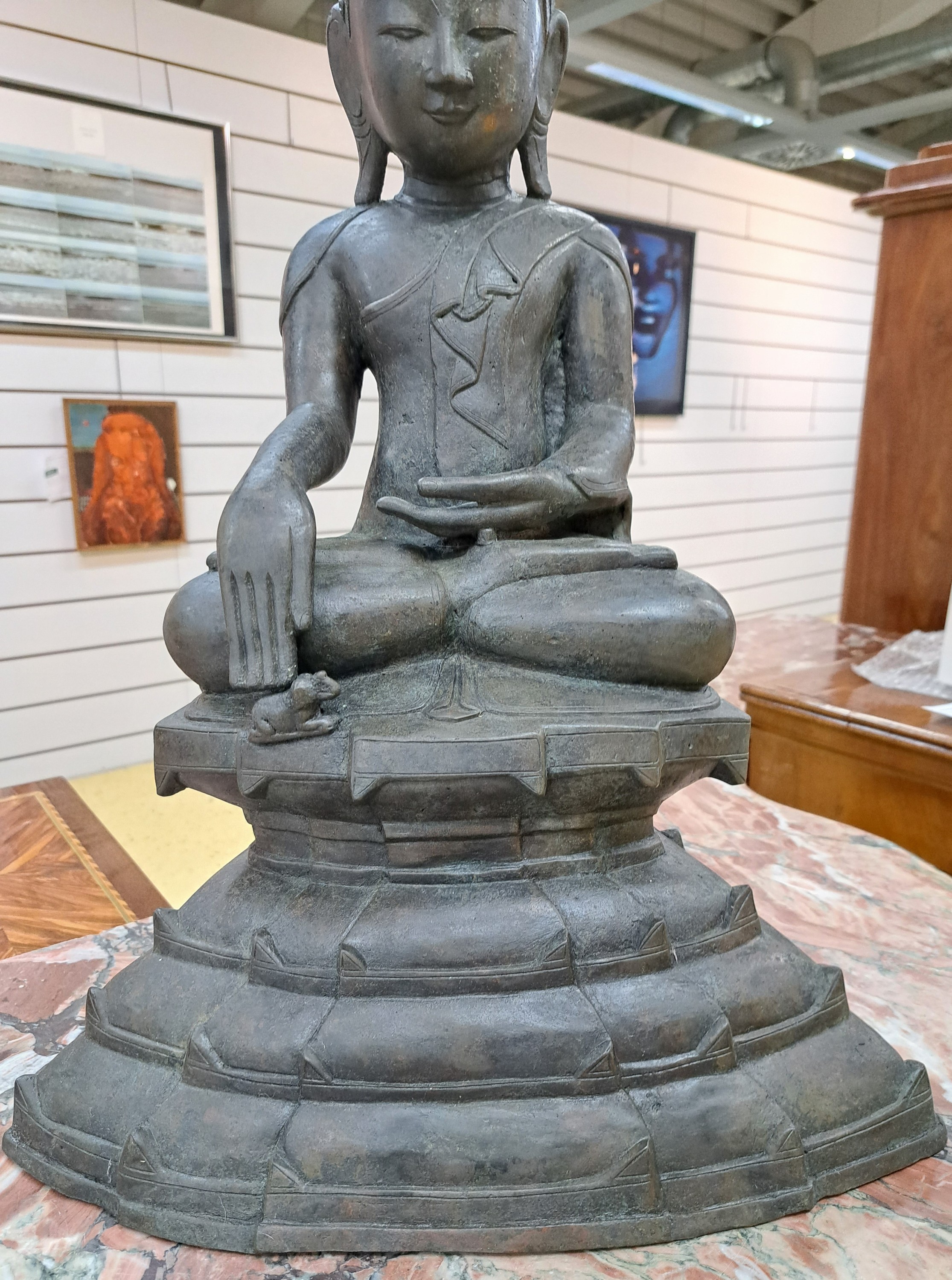 Detail c: Shan-Buddha, Altarfigur, Burma, wohl Anfang 20. Jh., Bronze, auf hohem getrepptem Sockel sitzend, Geste der Erdberührung/Bhumisparsha mudra, H.ca. ...