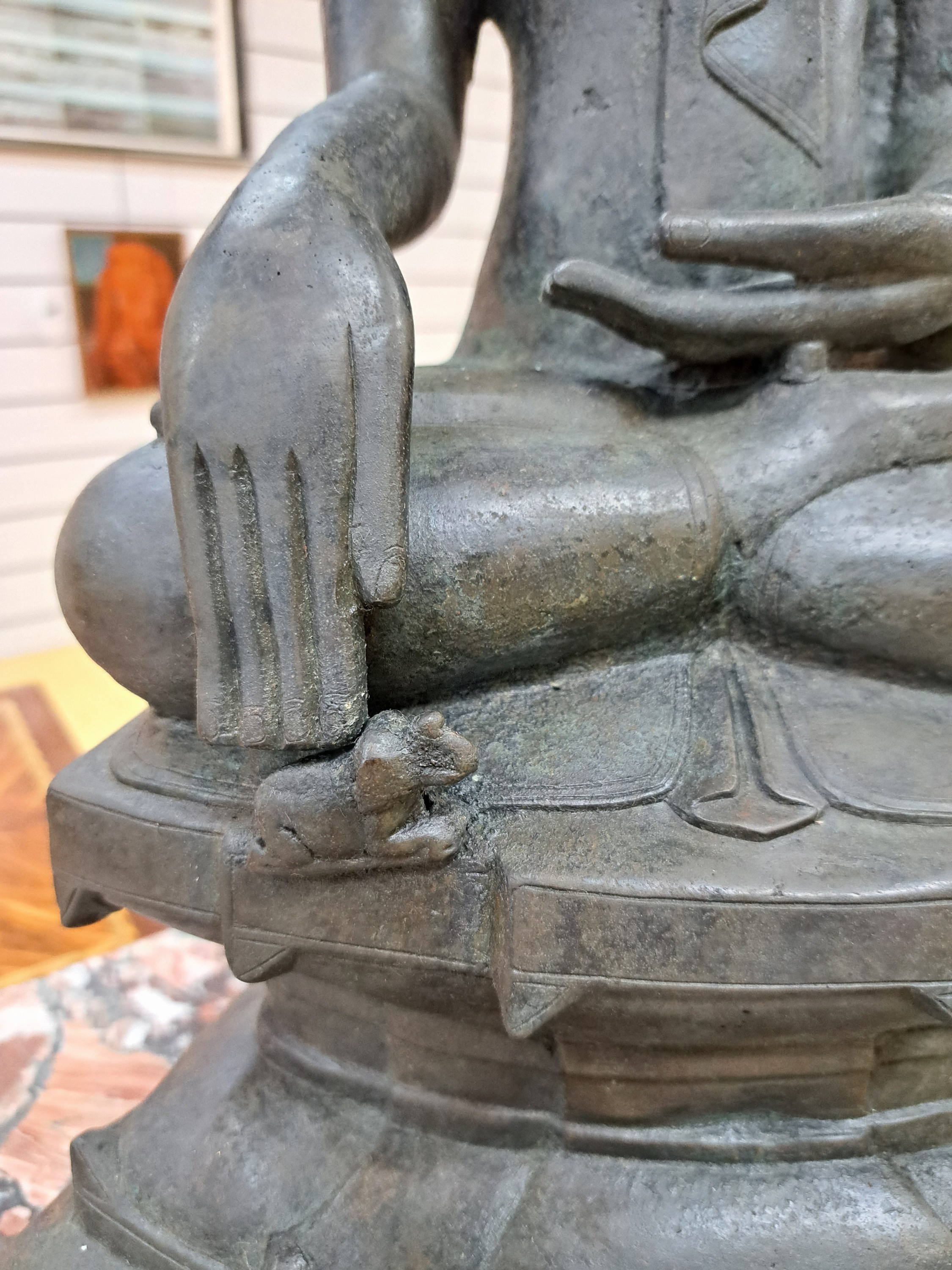 Detail d: Shan-Buddha, Altarfigur, Burma, wohl Anfang 20. Jh., Bronze, auf hohem getrepptem Sockel sitzend, Geste der Erdberührung/Bhumisparsha mudra, H.ca. ...