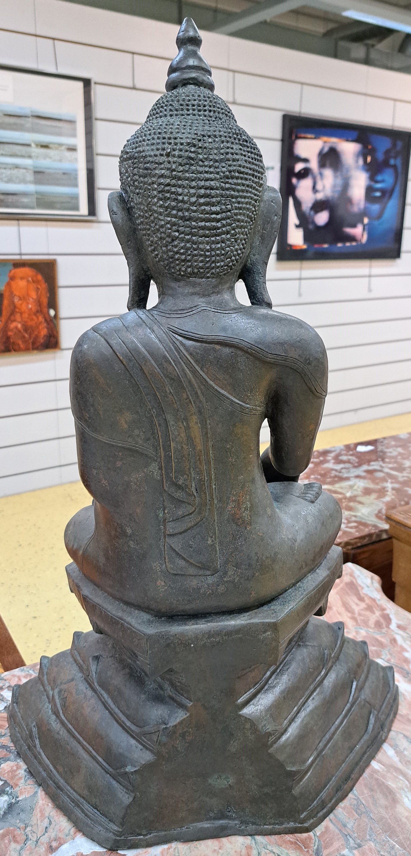 Detail e: Shan-Buddha, Altarfigur, Burma, wohl Anfang 20. Jh., Bronze, auf hohem getrepptem Sockel sitzend, Geste der Erdberührung/Bhumisparsha mudra, H.ca. ...