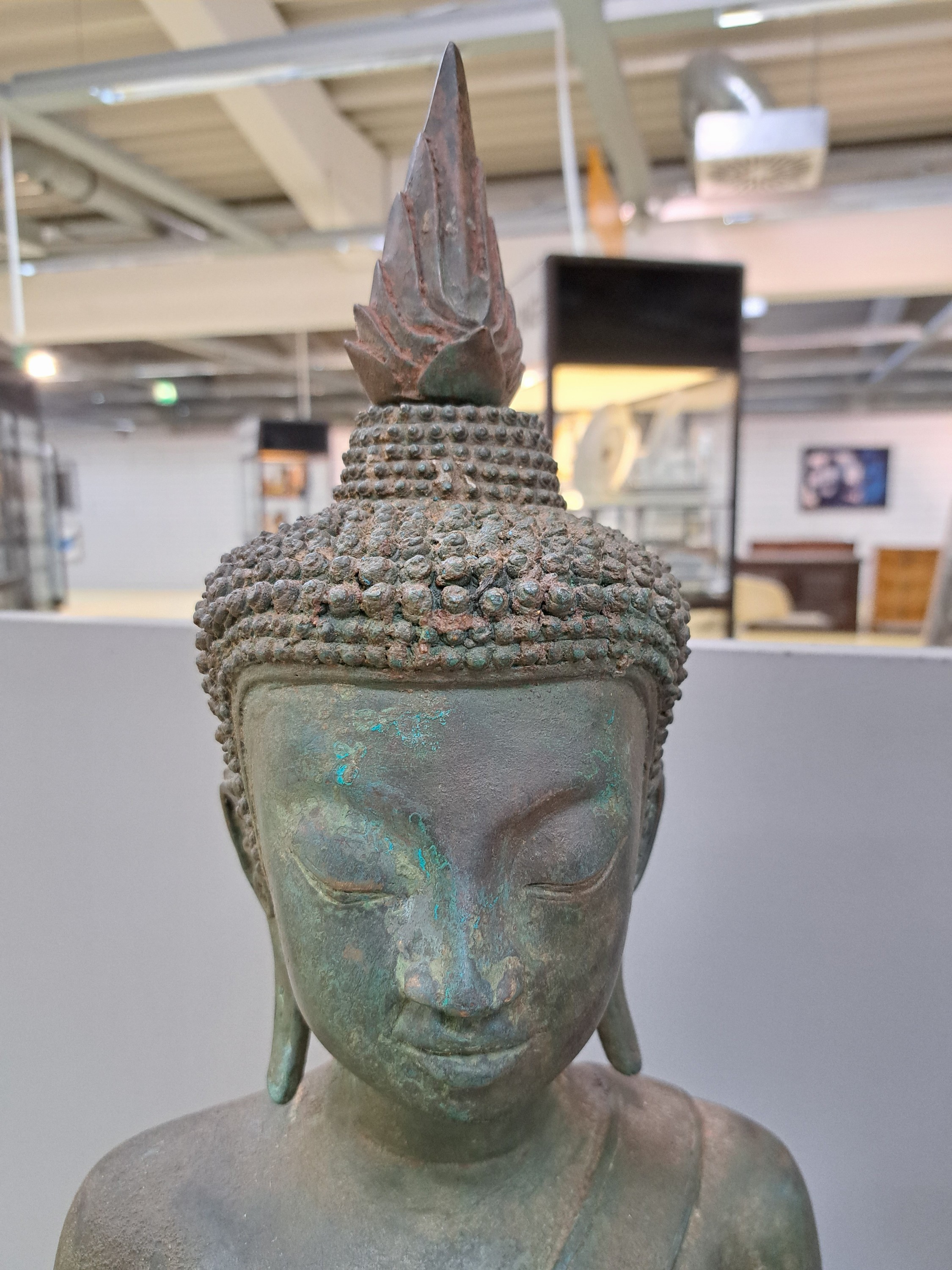 Detail b: Großer Buddha, Laos, 20. Jh., Bronze, H.ca. 46 cm, ohne Sockel