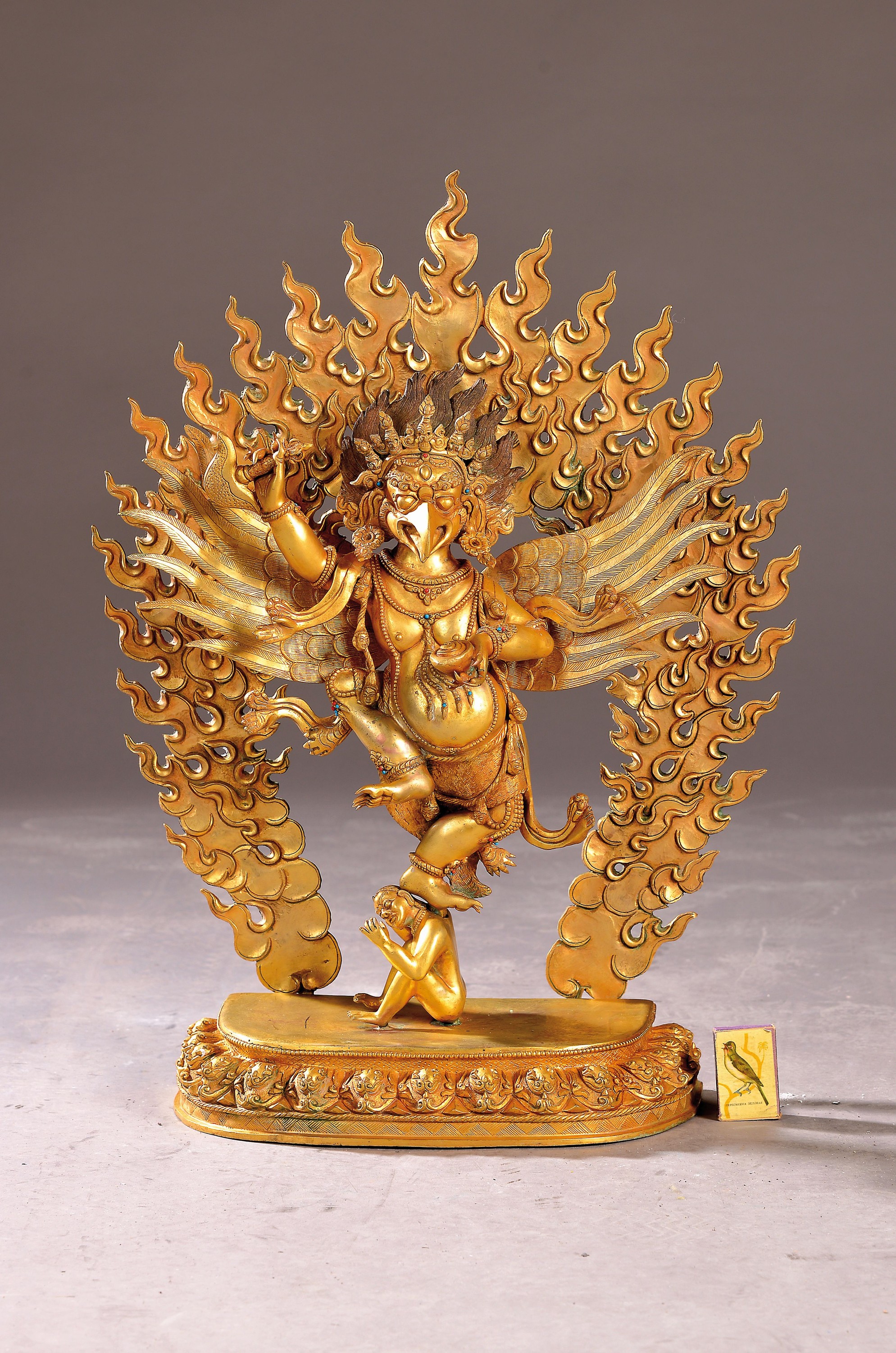 Garuda, Nepal, 20. Jh., schlangentötendes, halbmenschliches u. adlerhaftes Reittier des Vishnu, vergoldete Bronze, wohl Mitte 20. Jh., ca. 58 x 44 x ...