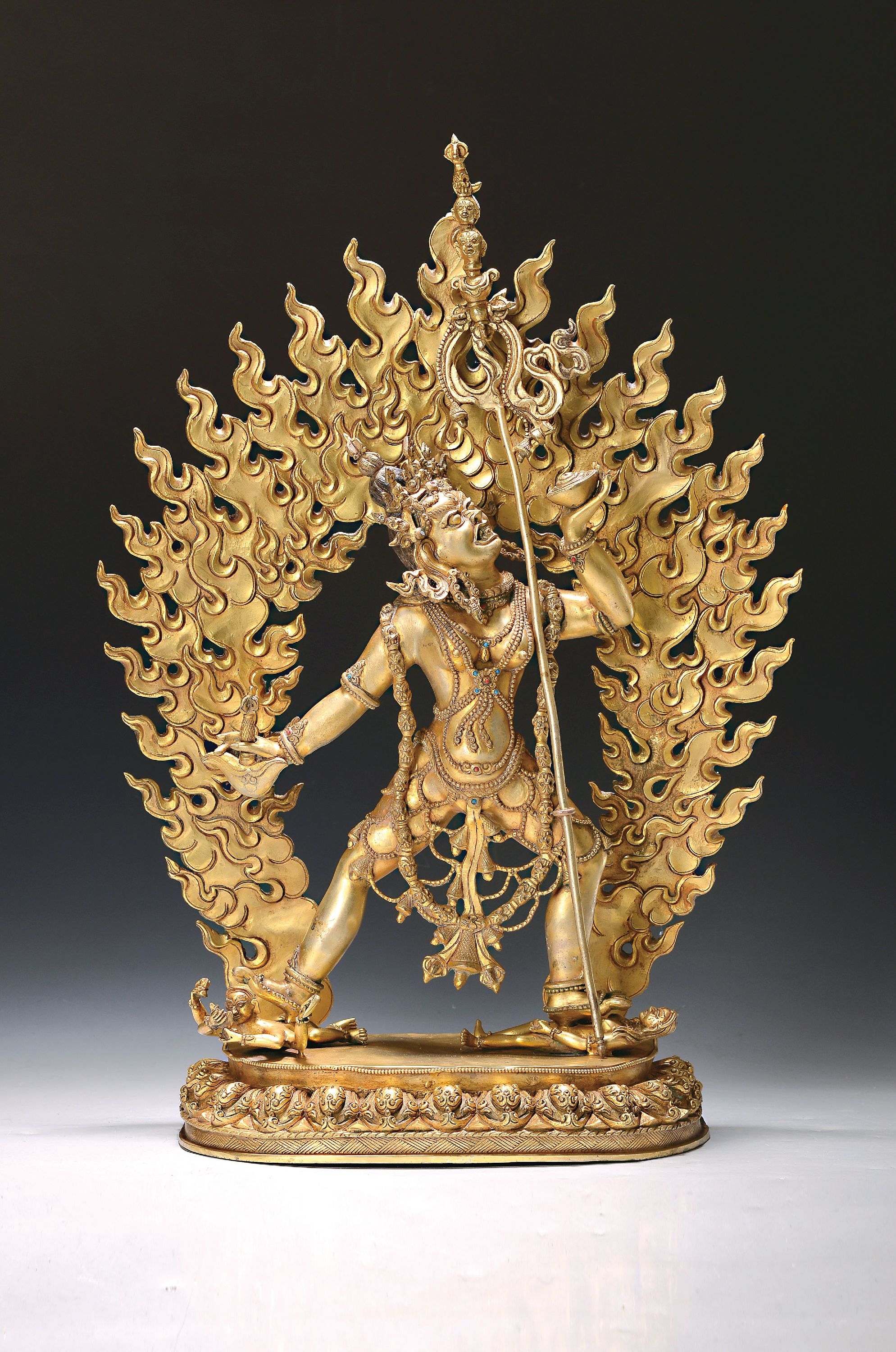 Große Vajrayogini, Tandrische Gottheit, Nepal, wohl Mitte 20. Jh., in Tanzhaltung mit Schädelschale und Vajra, vergoldete Bronze, ca. 58 x 44 x 18 ...