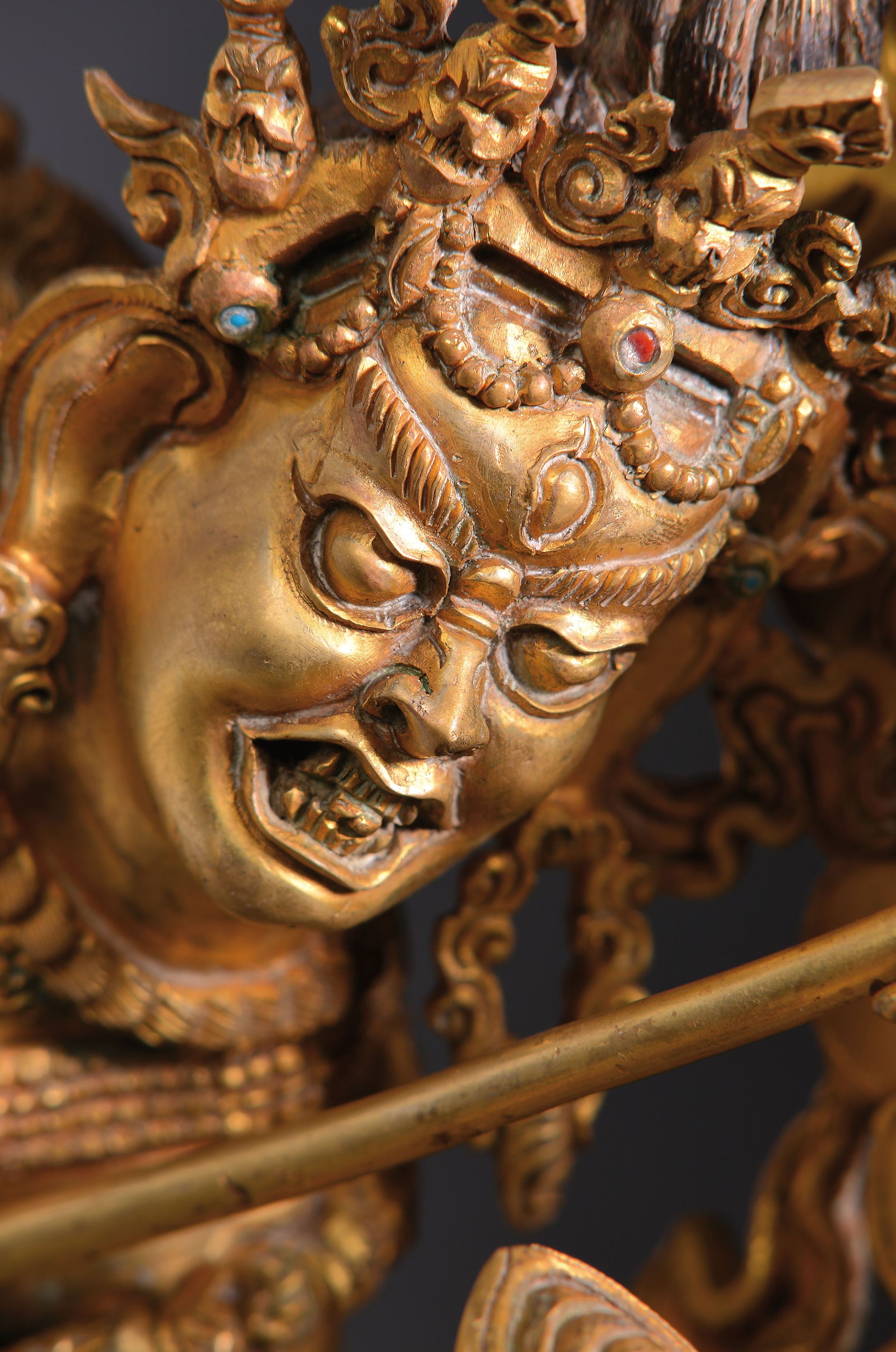 Detail a: Große Vajrayogini, Tandrische Gottheit, Nepal, wohl Mitte 20. Jh., in Tanzhaltung mit Schädelschale und Vajra, vergoldete Bronze, ca. 58 x 44 x 18 ...