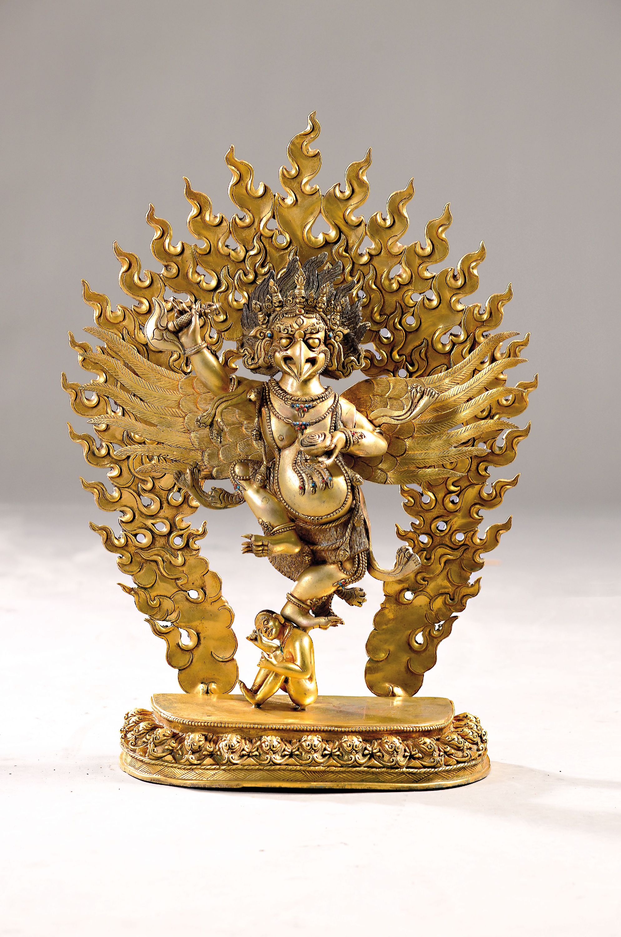 Zornvolle tantrische Gottheit, Nepal, Mitte 20. Jh., vergoldete geweihte Bronze, qualitätvoller Guß, H.ca. 60 cm