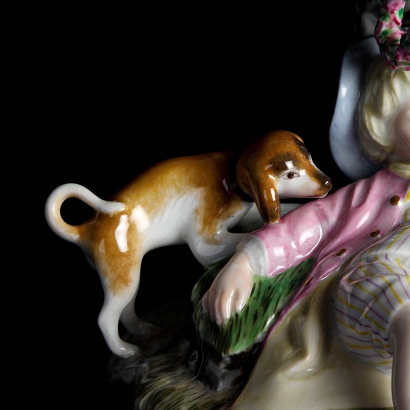 Detail b: Porzellangruppe "Der bekränzte Schäfer", Höchst, Entw. Johann Peter Melchior, 2. Hälfte 20.Jh., Porzellan, farbig staffiert, H. 18 cm