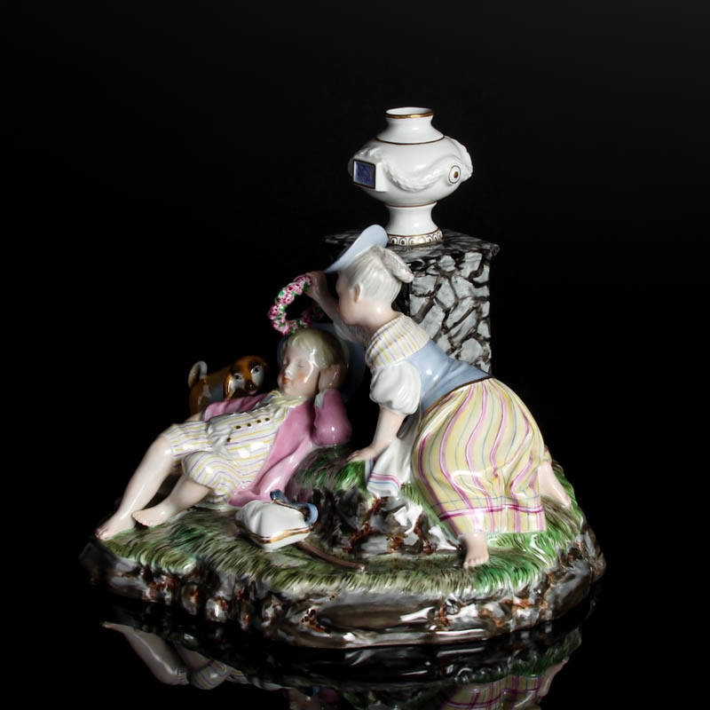 Detail e: Porzellangruppe "Der bekränzte Schäfer", Höchst, Entw. Johann Peter Melchior, 2. Hälfte 20.Jh., Porzellan, farbig staffiert, H. 18 cm