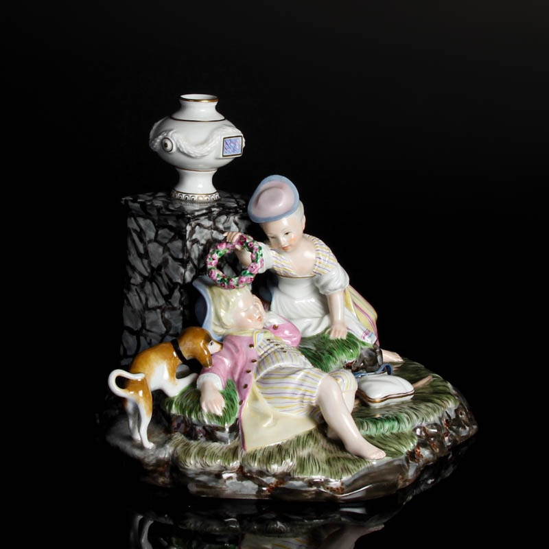 Detail h: Porzellangruppe "Der bekränzte Schäfer", Höchst, Entw. Johann Peter Melchior, 2. Hälfte 20.Jh., Porzellan, farbig staffiert, H. 18 cm