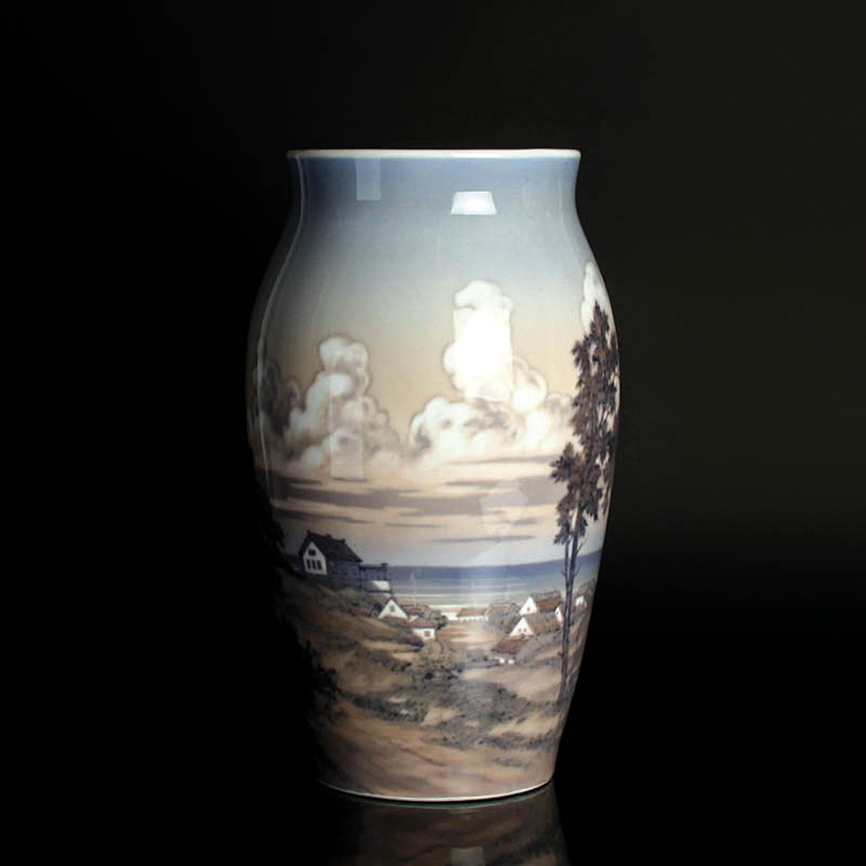 Bodenvase, Dahl-Jensen, Kopenhagen, signiert Arthur Boesen, Porzellan, Malerei mit nordischer Küstenlandschaft, H. 38 cm am Rand l. bestoßen, innen ...