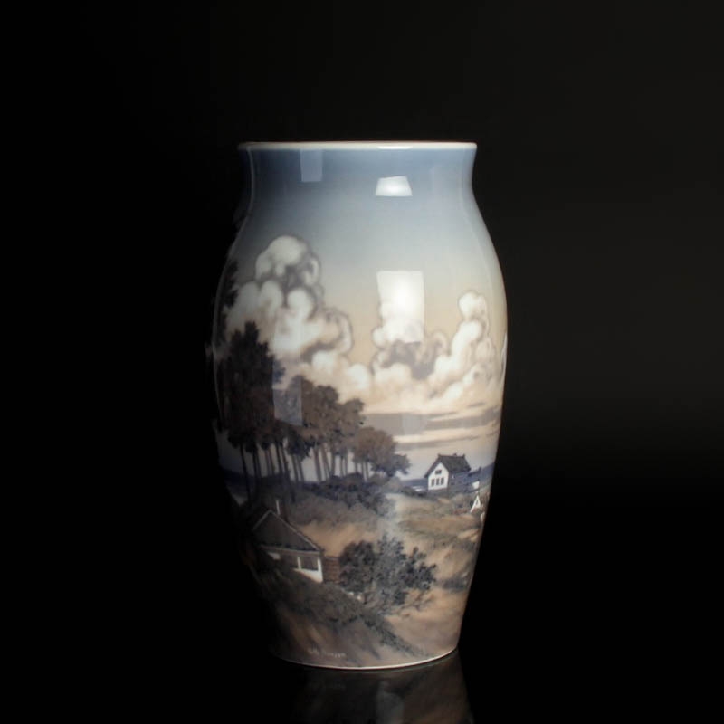 Detail c: Bodenvase, Dahl-Jensen, Kopenhagen, signiert Arthur Boesen, Porzellan, Malerei mit nordischer Küstenlandschaft, H. 38 cm am Rand l. bestoßen, innen ...