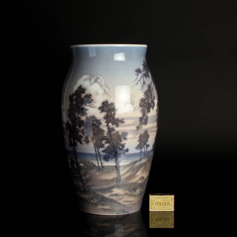 Detail d: Bodenvase, Dahl-Jensen, Kopenhagen, signiert Arthur Boesen, Porzellan, Malerei mit nordischer Küstenlandschaft, H. 38 cm am Rand l. bestoßen, innen ...