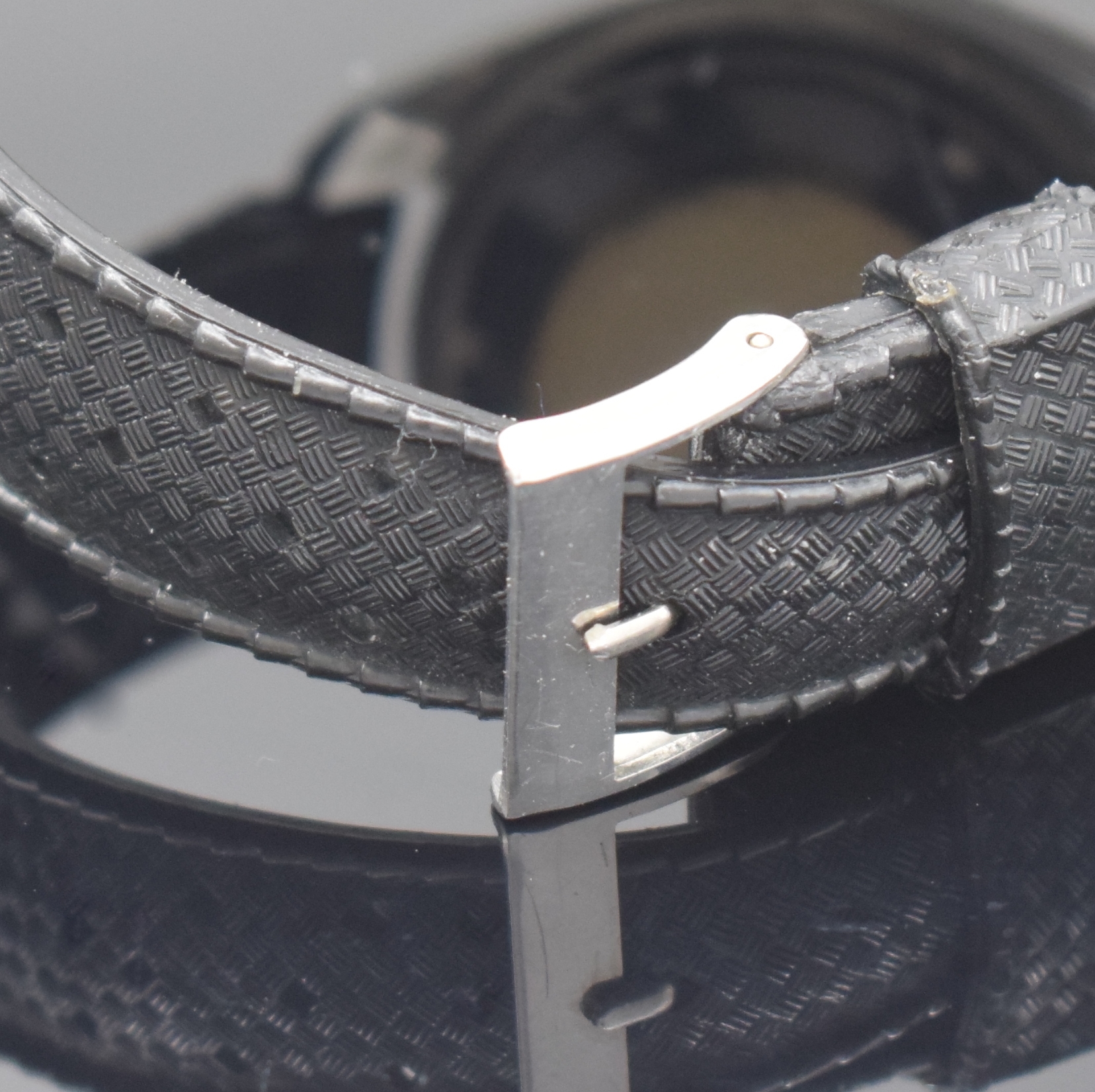 Detail d: DUGENA Monza Herrenarmbanduhr in Stahl, Schweiz um 1970, Automatik, Boden u. Krone verschr., Lünette m. 60er Teilung eins. drehb., schwarzes ...