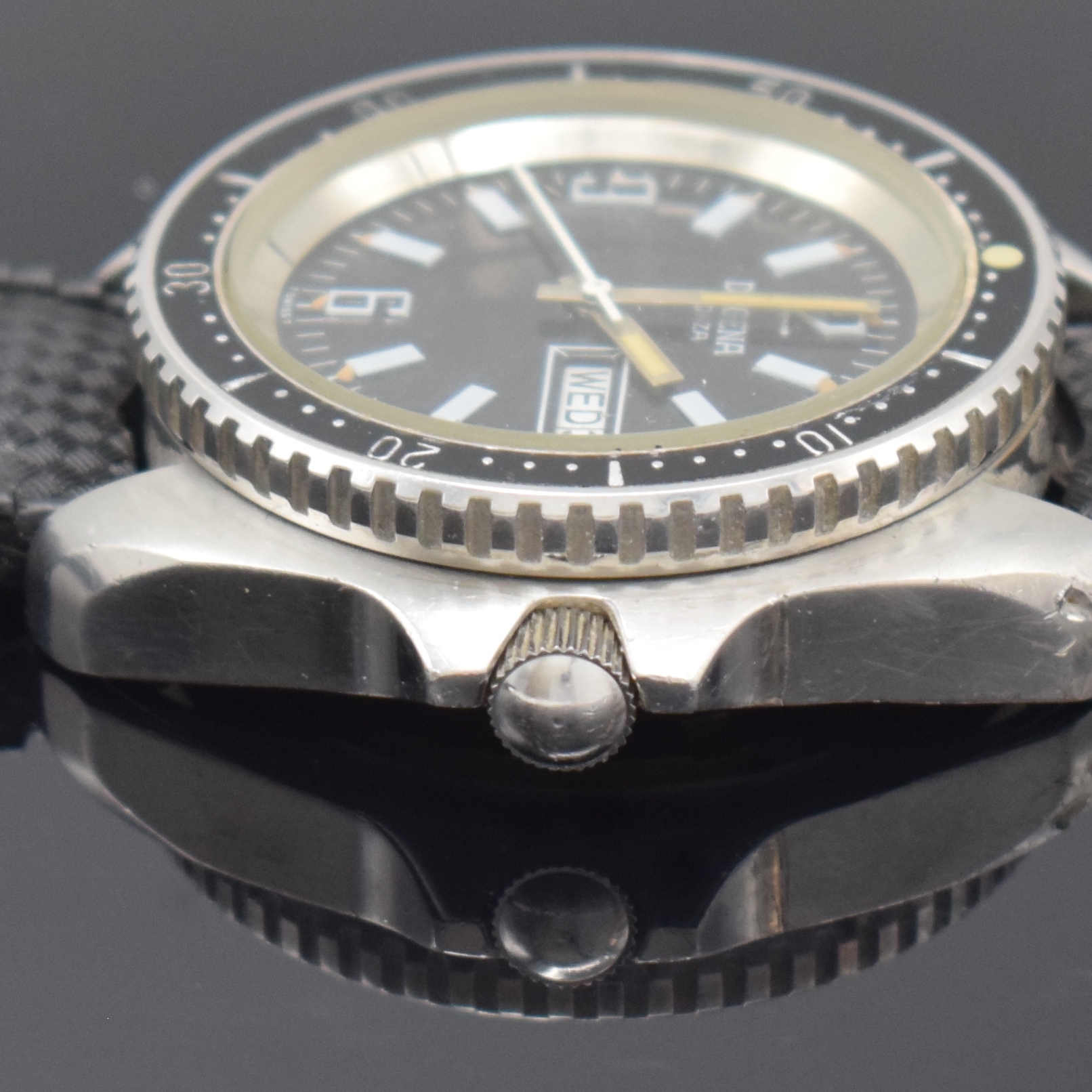 Detail e: DUGENA Monza Herrenarmbanduhr in Stahl, Schweiz um 1970, Automatik, Boden u. Krone verschr., Lünette m. 60er Teilung eins. drehb., schwarzes ...