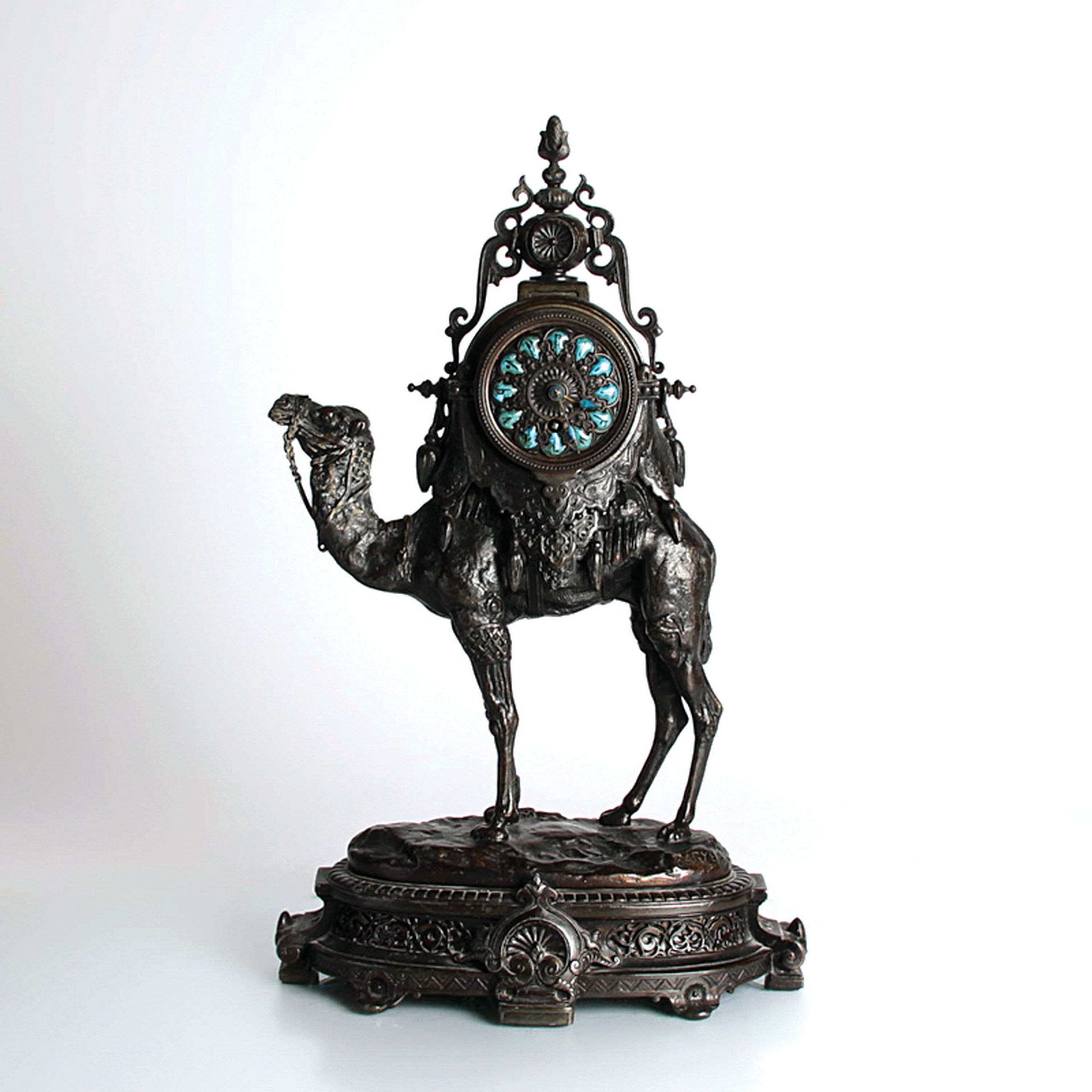 Orientalistische Kaminuhr, nach Antoine Louis Barye, Frankreich, Ende 19.Jh., Bronzegehäuse in Form eines Kamels, signiert Barye, eingelassenes ...