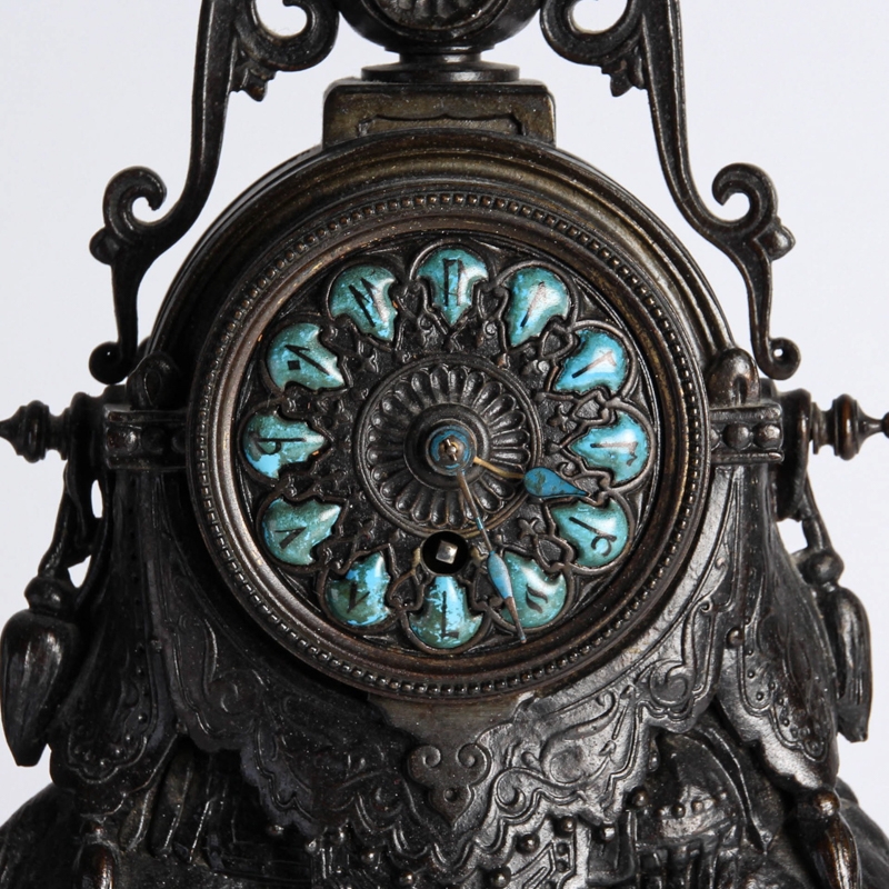 Detail b: Orientalistische Kaminuhr, nach Antoine Louis Barye, Frankreich, Ende 19.Jh., Bronzegehäuse in Form eines Kamels, signiert Barye, eingelassenes ...