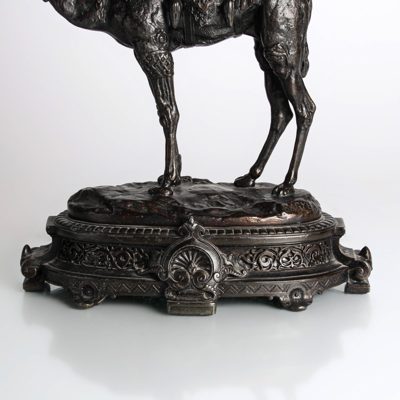 Detail c: Orientalistische Kaminuhr, nach Antoine Louis Barye, Frankreich, Ende 19.Jh., Bronzegehäuse in Form eines Kamels, signiert Barye, eingelassenes ...