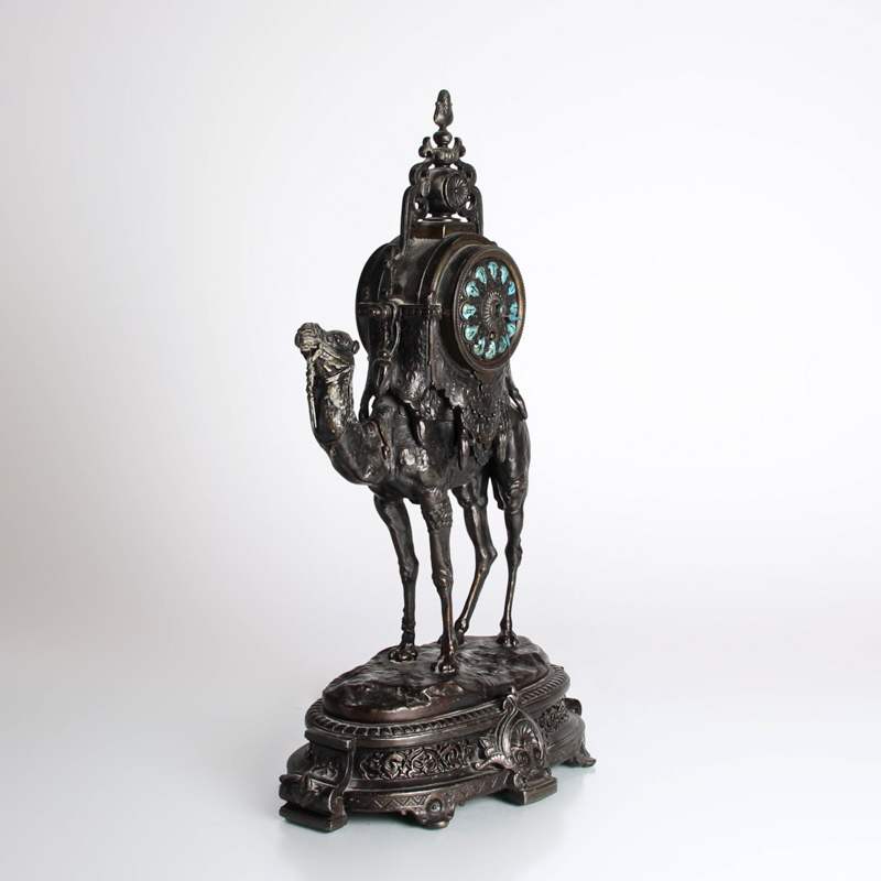 Detail e: Orientalistische Kaminuhr, nach Antoine Louis Barye, Frankreich, Ende 19.Jh., Bronzegehäuse in Form eines Kamels, signiert Barye, eingelassenes ...