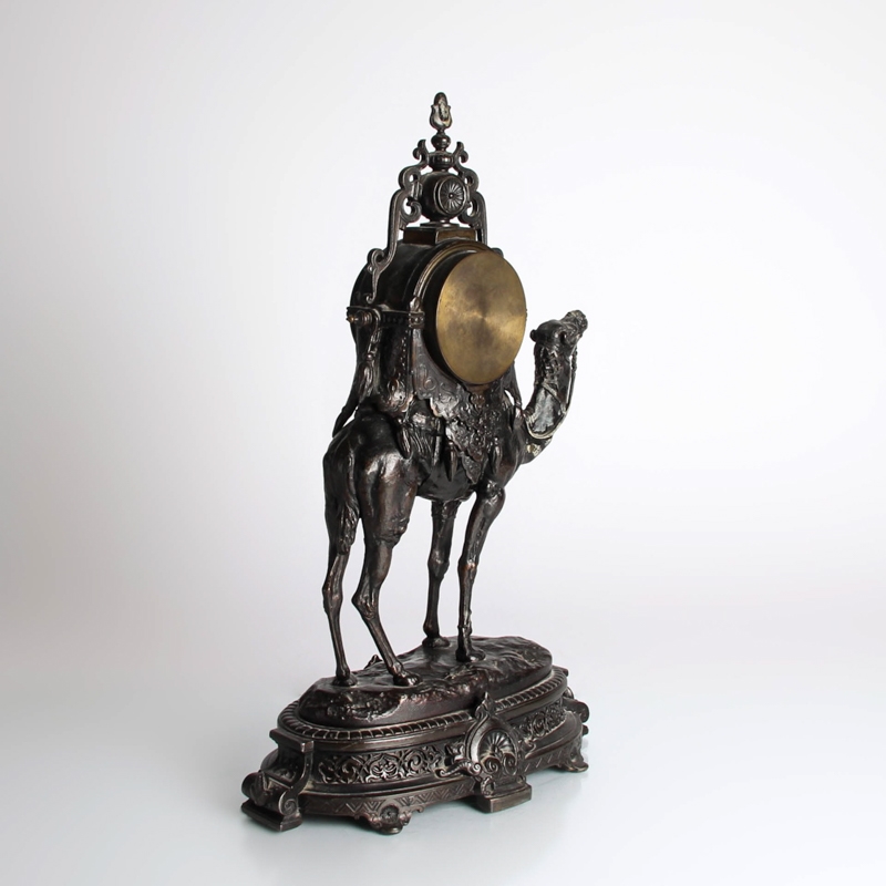Detail g: Orientalistische Kaminuhr, nach Antoine Louis Barye, Frankreich, Ende 19.Jh., Bronzegehäuse in Form eines Kamels, signiert Barye, eingelassenes ...