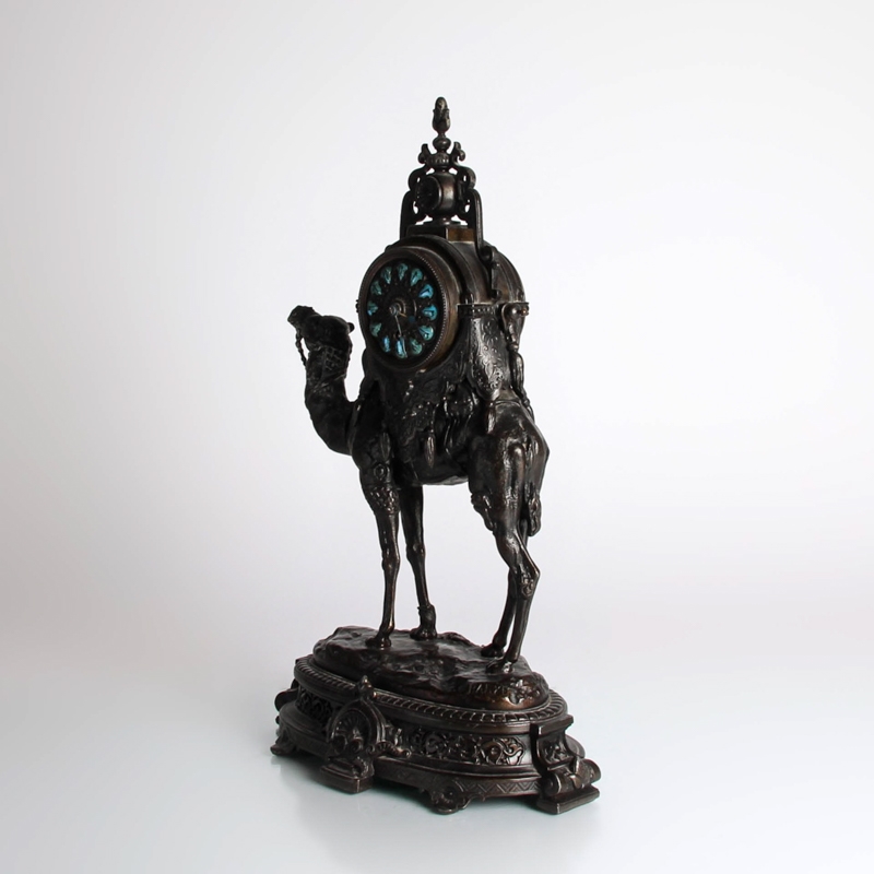 Detail h: Orientalistische Kaminuhr, nach Antoine Louis Barye, Frankreich, Ende 19.Jh., Bronzegehäuse in Form eines Kamels, signiert Barye, eingelassenes ...