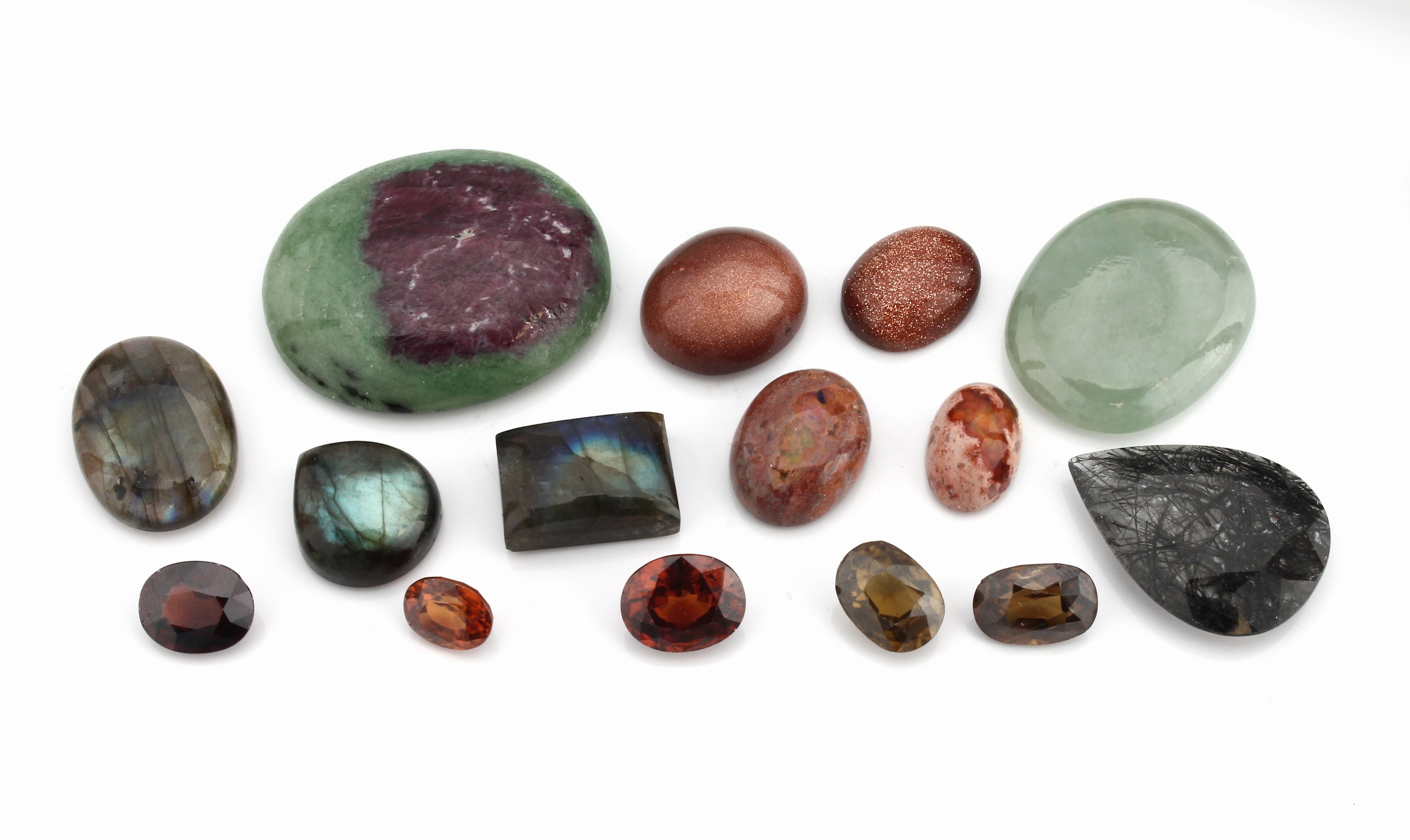 Lot verschieden lose Farbsteine: 2 ovale Sonnenstein-Cabochons zus. ca. 22.64 ct, l. Ausbrüche; 3 Labradorit-Cabochons in versch. Größen zus. ca. ...
