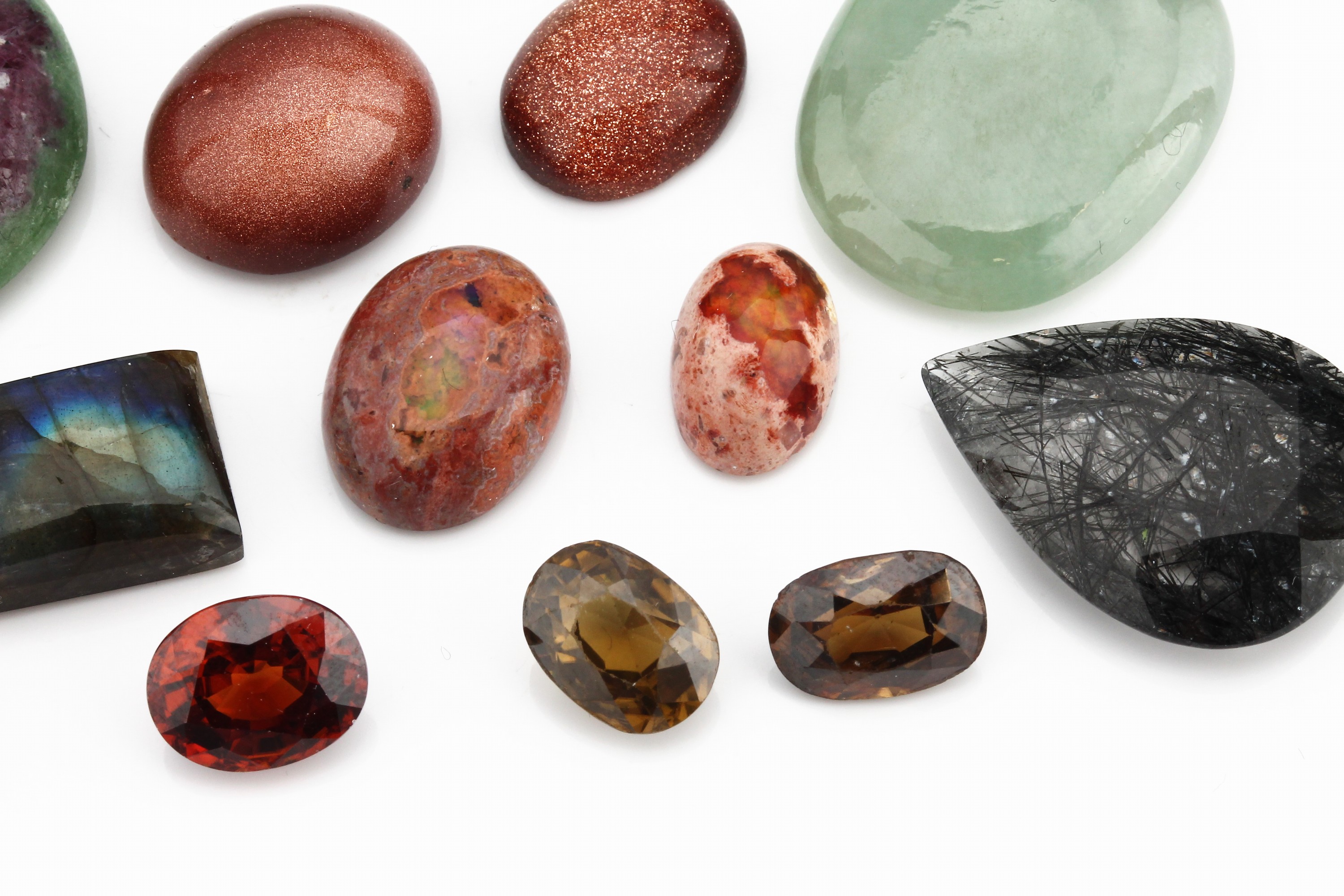 Detail a: Lot verschieden lose Farbsteine: 2 ovale Sonnenstein-Cabochons zus. ca. 22.64 ct, l. Ausbrüche; 3 Labradorit-Cabochons in versch. Größen zus. ca. ...