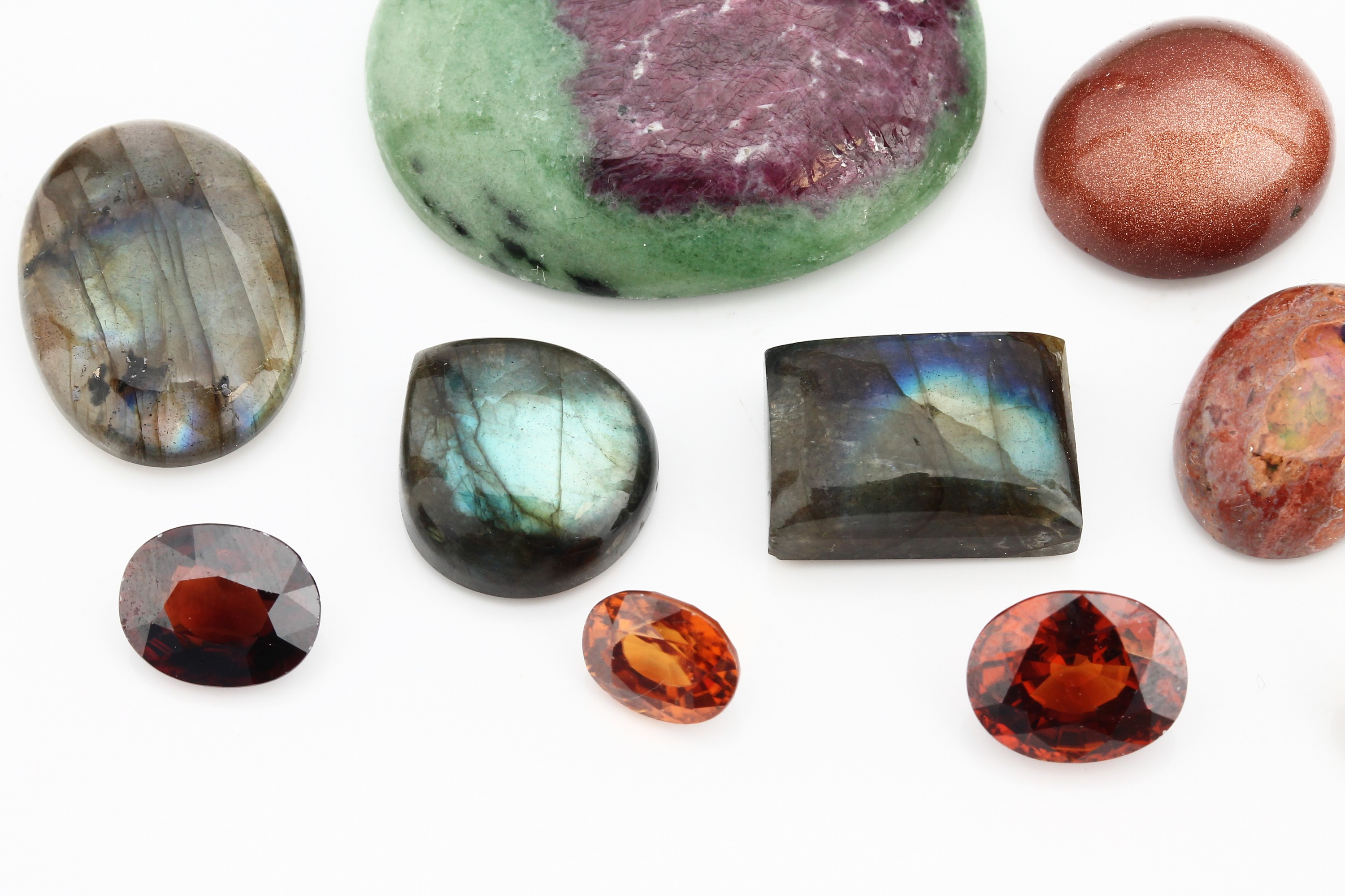 Detail b: Lot verschieden lose Farbsteine: 2 ovale Sonnenstein-Cabochons zus. ca. 22.64 ct, l. Ausbrüche; 3 Labradorit-Cabochons in versch. Größen zus. ca. ...