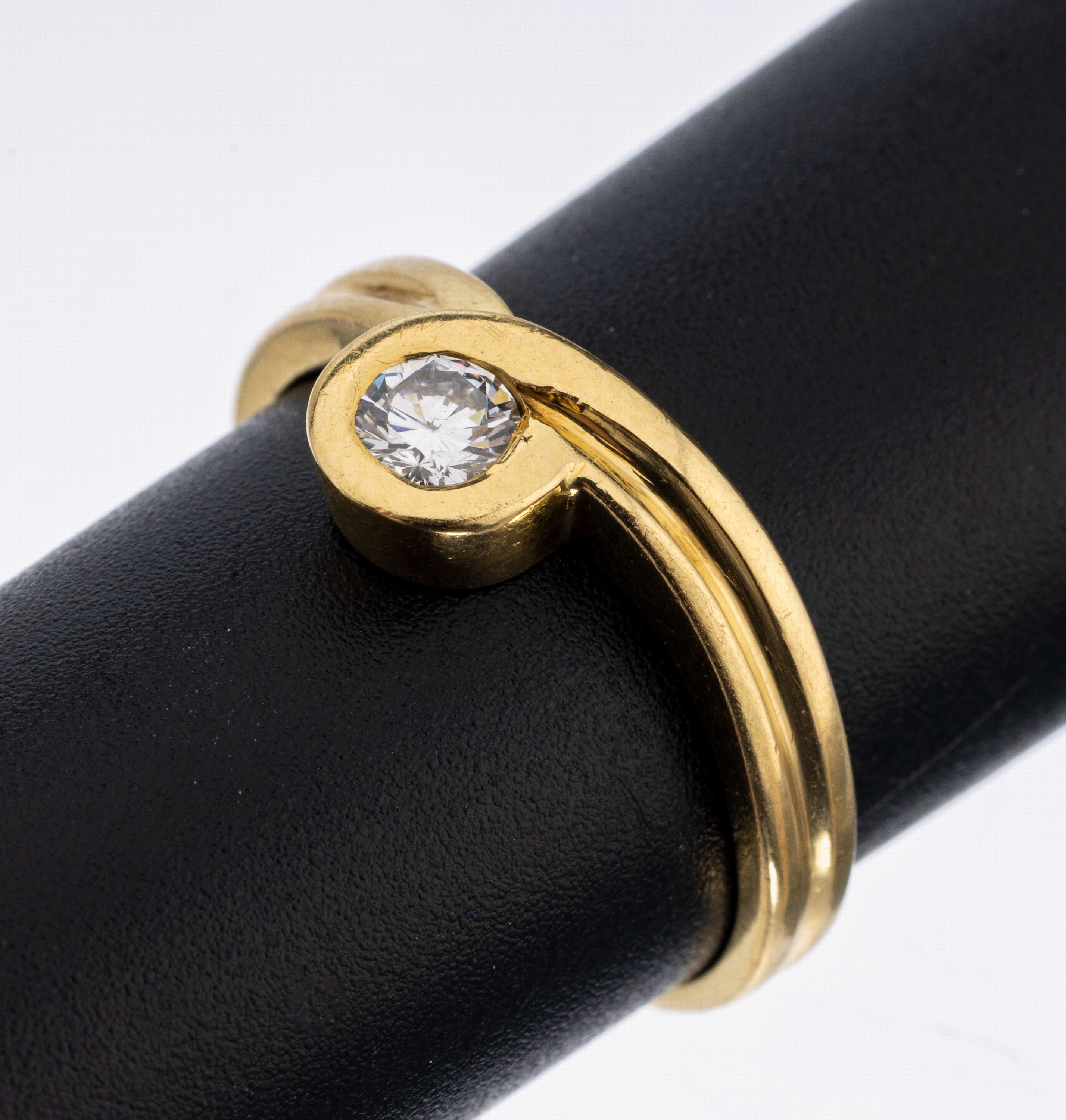 18 kt Gold Brillant-Ring, GG 750/000, Brillant ca. 0.26 ct (grav.) feines Weiß/vs, ca. 4.4 g, RW 56