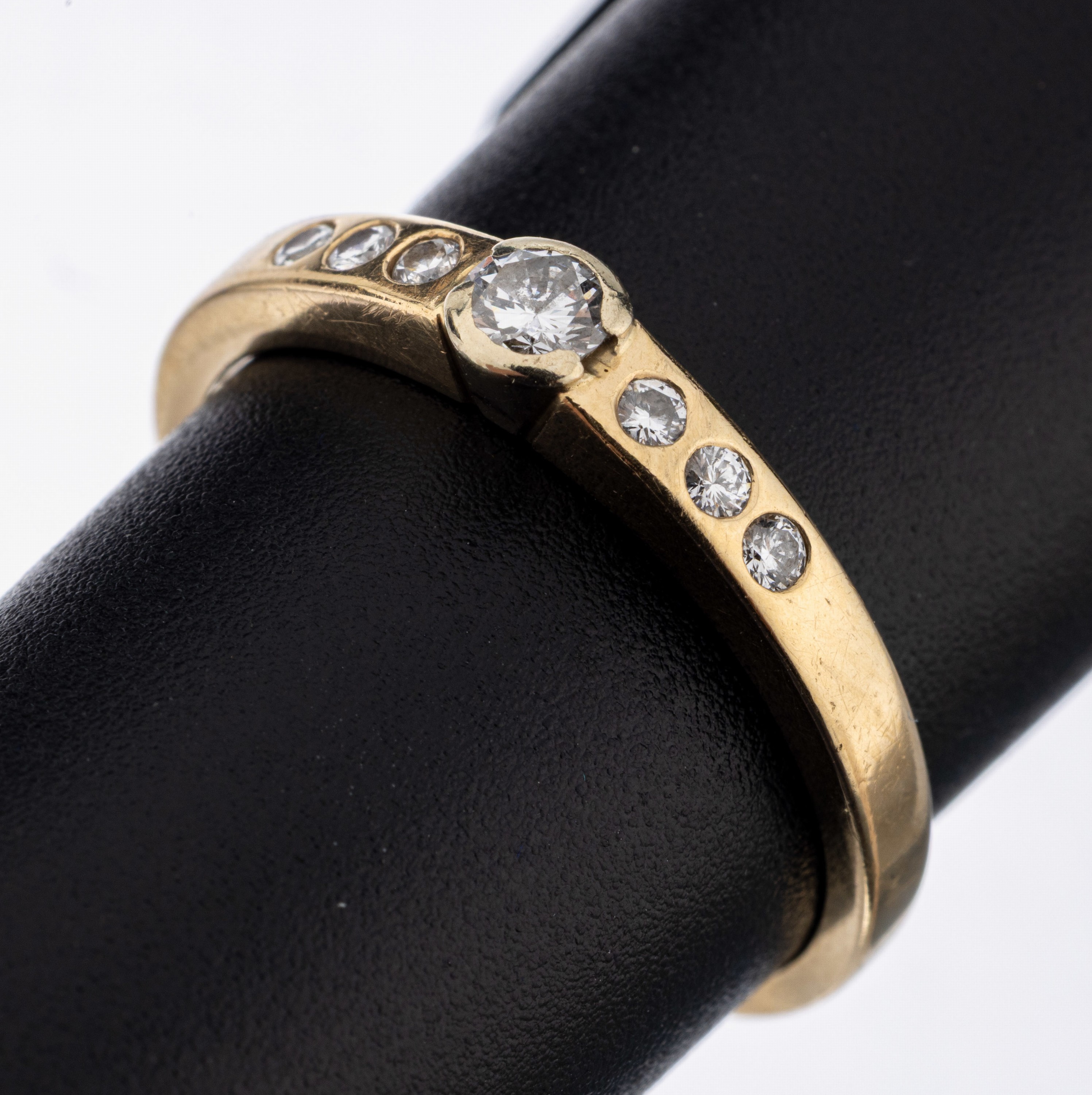 14 kt Gold Brillant-Ring, GG 585/000, 7 Brillanten zus. ca. 0.25 ct Weiß/si (Angaben graviert), ca. 2.9 g, RW 57