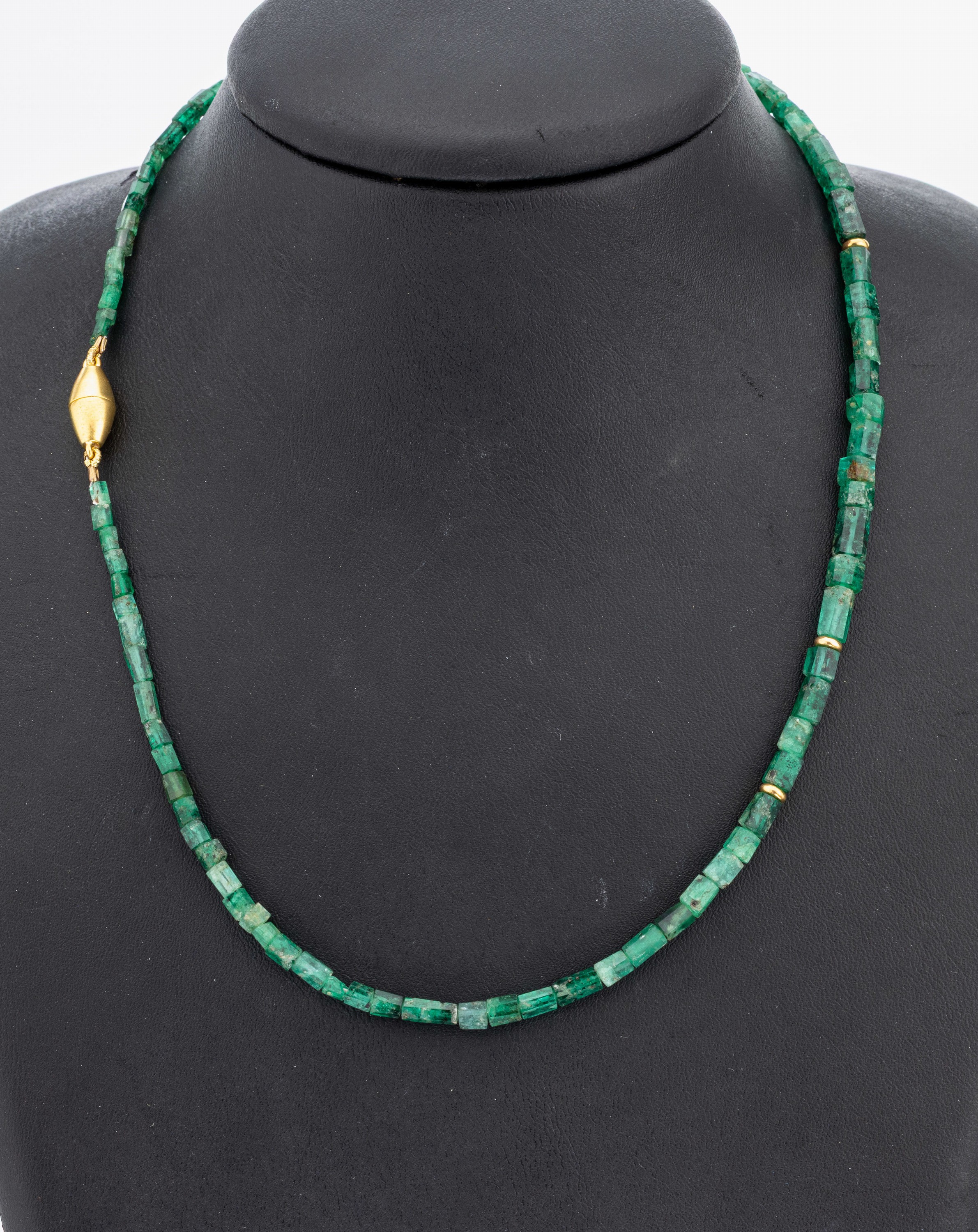 Smaragd-Collier, facett. Smaragd-Tönnchen, Magnetschließe 925er Silber, L. ca. 44 cm