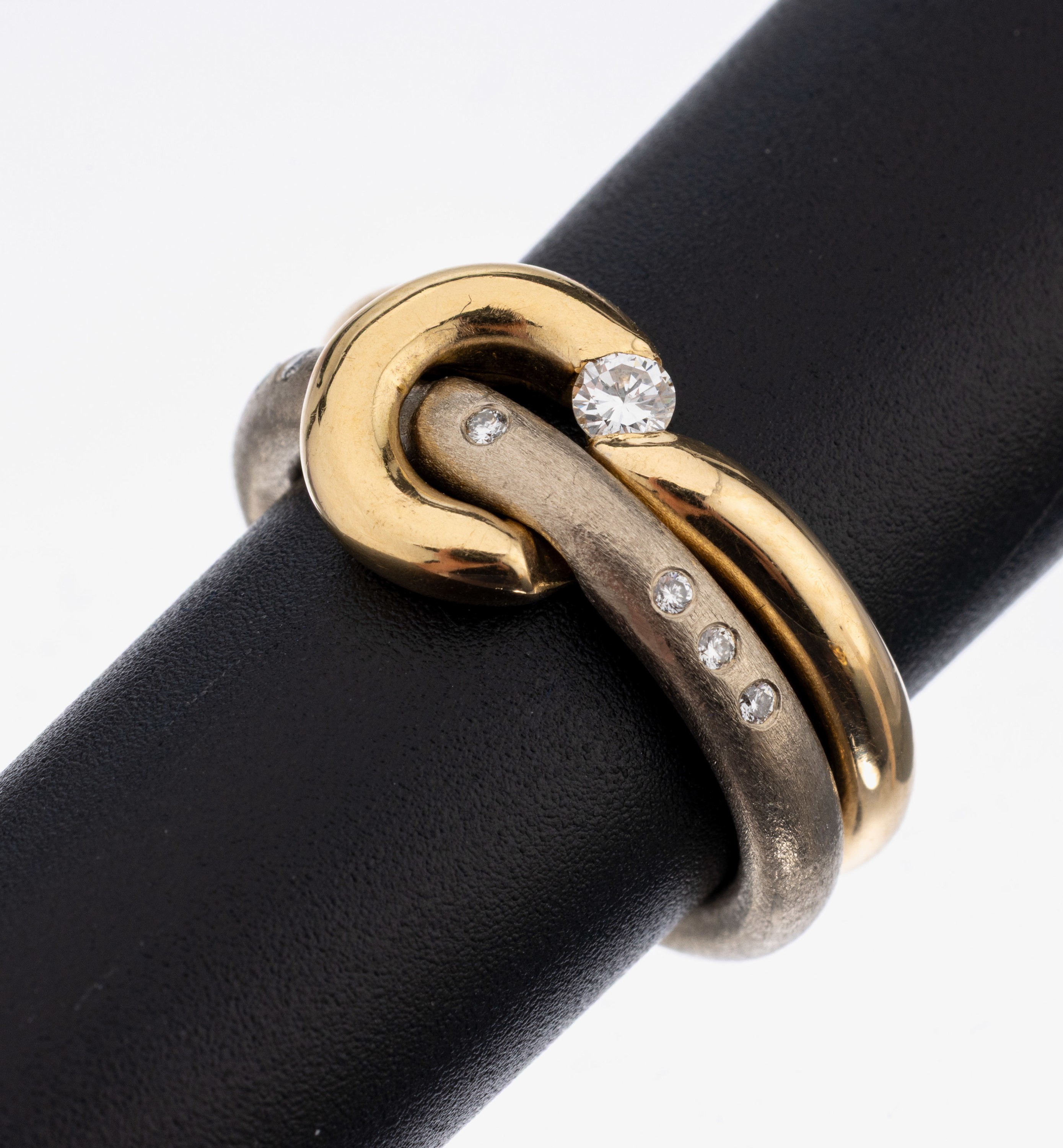 18 kt Gold Brillant-Ring, GG/WG 750/000, WG sat., 9 Brillanten zus. ca. 0.14 ct Weiß/ si, ca. 14.3 g, RW 54, ausgefallenes Design, Meistermarke ...
