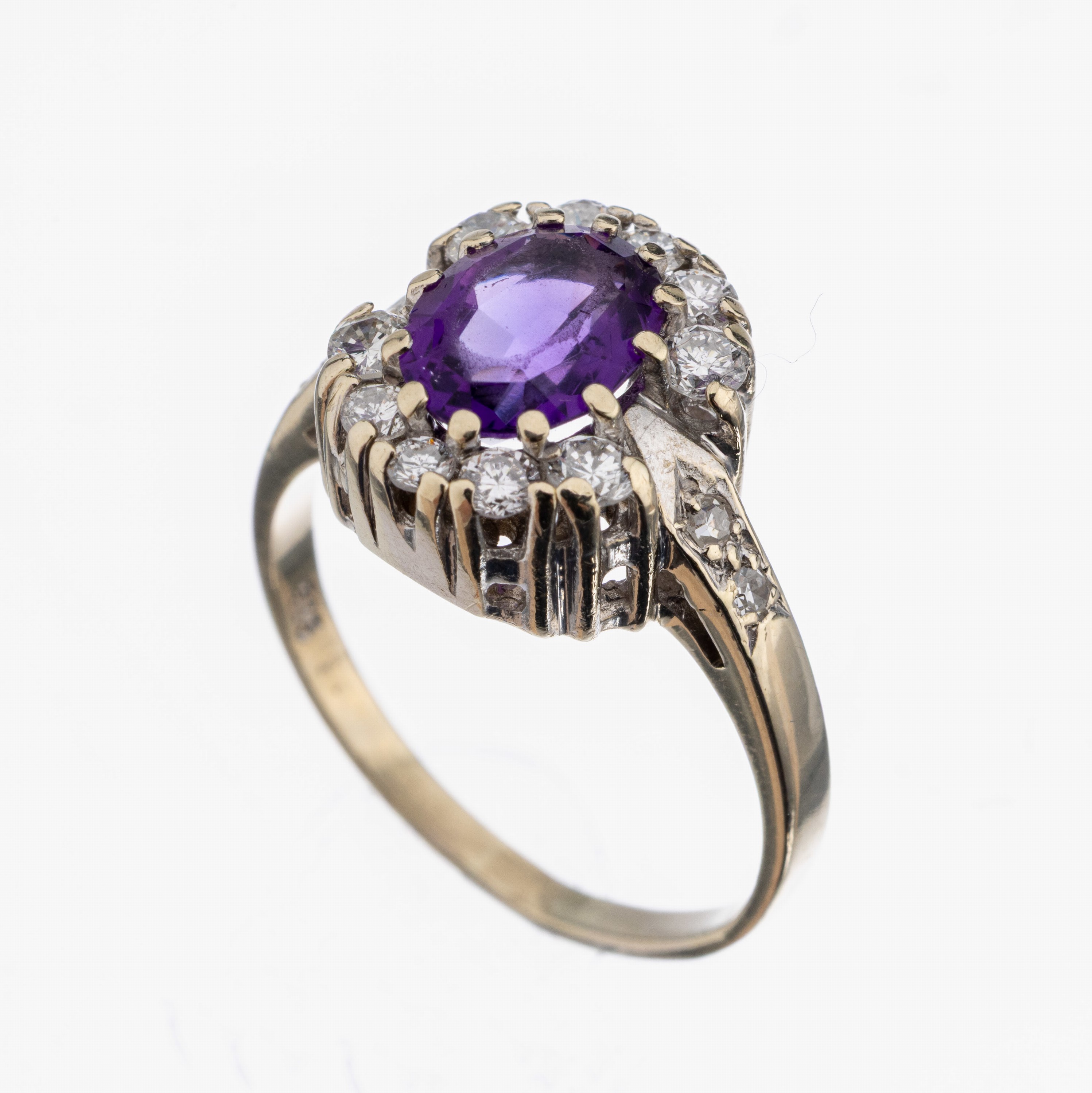 14 kt Gold Amethyst-Brillant-Ring, WG 585/000, ovalfacett. Amethyst ca. 0.80 ct, l. berieben ,10 Brillanten zus. ca. 0.50 ct Weiß/si, RW 54, ca. ...