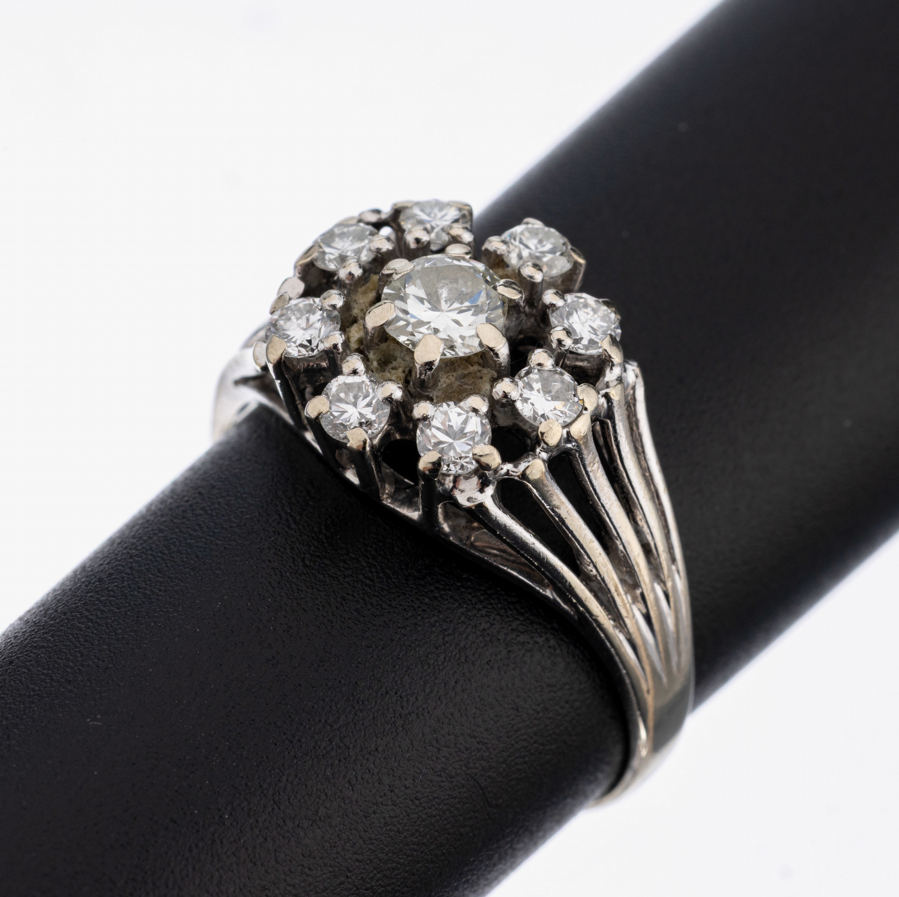 14 kt Gold Brillant-Ring, WG 585/000, mittiger Brillant ca. 0.30 ct Weiß/si, umgebenvon 8 Brillanten zus. ca. 0.45 ct Weiß/si, RW 60.5, ca. 4.1 g