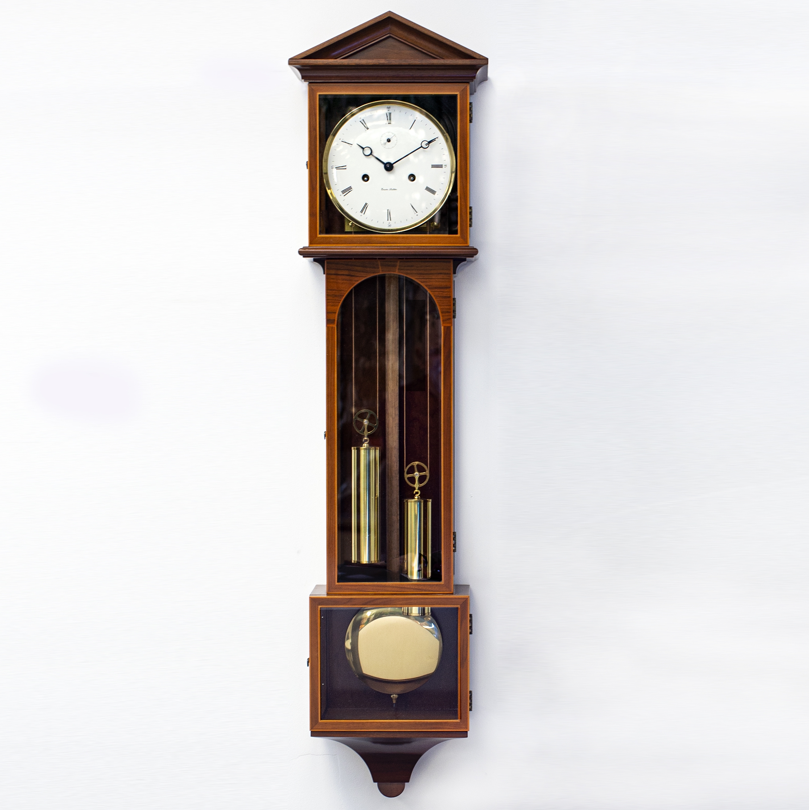 ERWIN SATTLER Wiener Dachl Regulator mit Halbstundenschlag, Deutschland um 1995, Gewichtsaufzug, facett. verglastes Nussbaum- furniertes ...