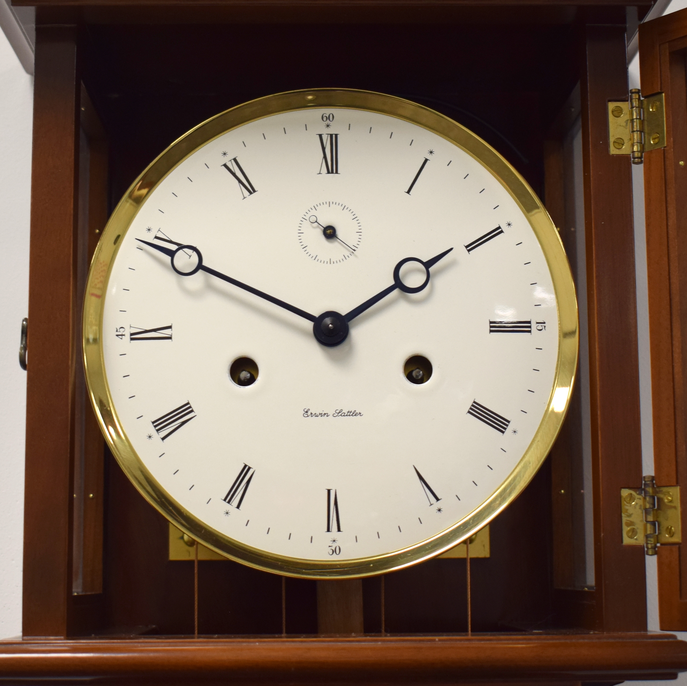 Detail a: ERWIN SATTLER Wiener Dachl Regulator mit Halbstundenschlag, Deutschland um 1995, Gewichtsaufzug, facett. verglastes Nussbaum- furniertes ...