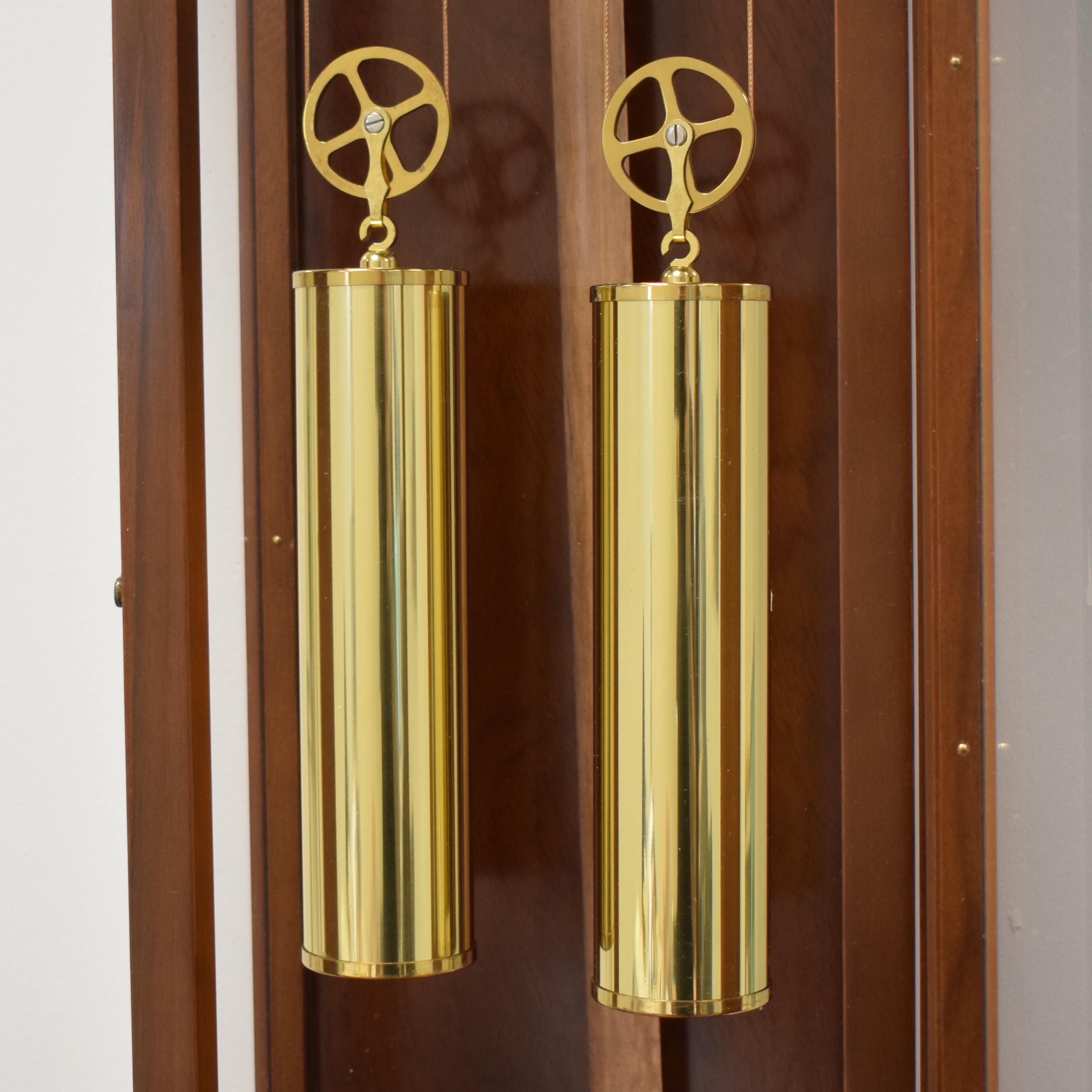 Detail b: ERWIN SATTLER Wiener Dachl Regulator mit Halbstundenschlag, Deutschland um 1995, Gewichtsaufzug, facett. verglastes Nussbaum- furniertes ...