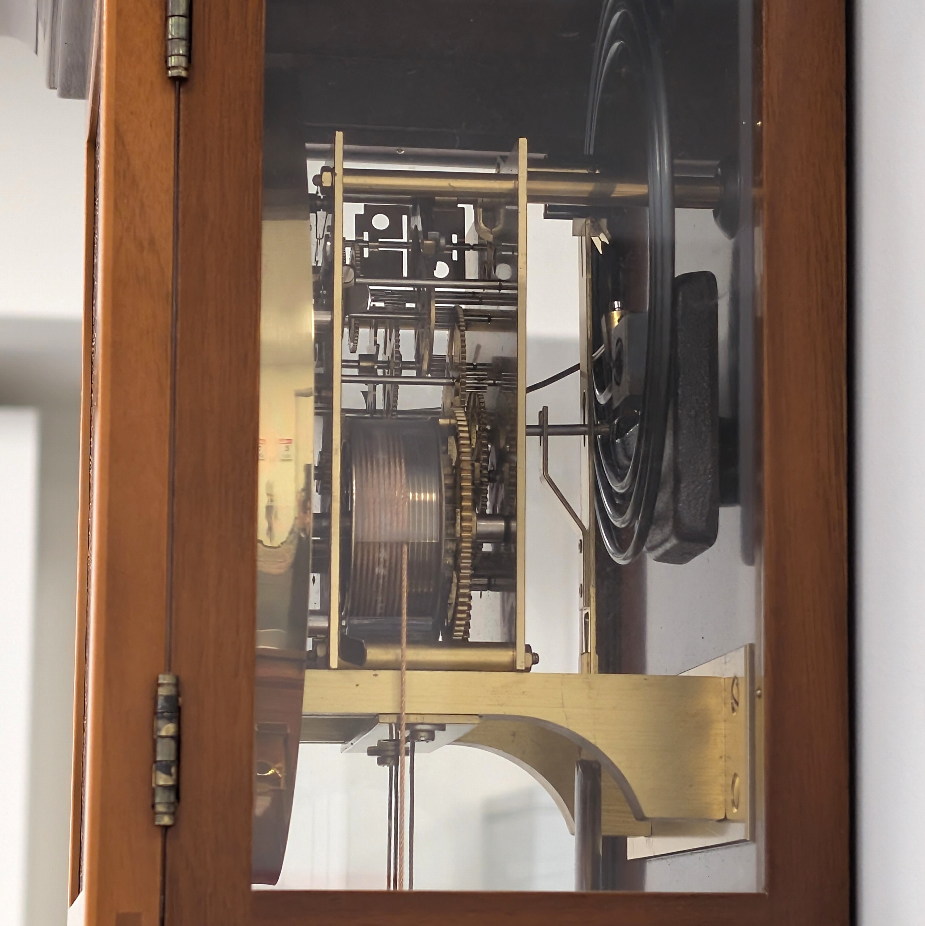 Detail c: ERWIN SATTLER Wiener Dachl Regulator mit Halbstundenschlag, Deutschland um 1995, Gewichtsaufzug, facett. verglastes Nussbaum- furniertes ...