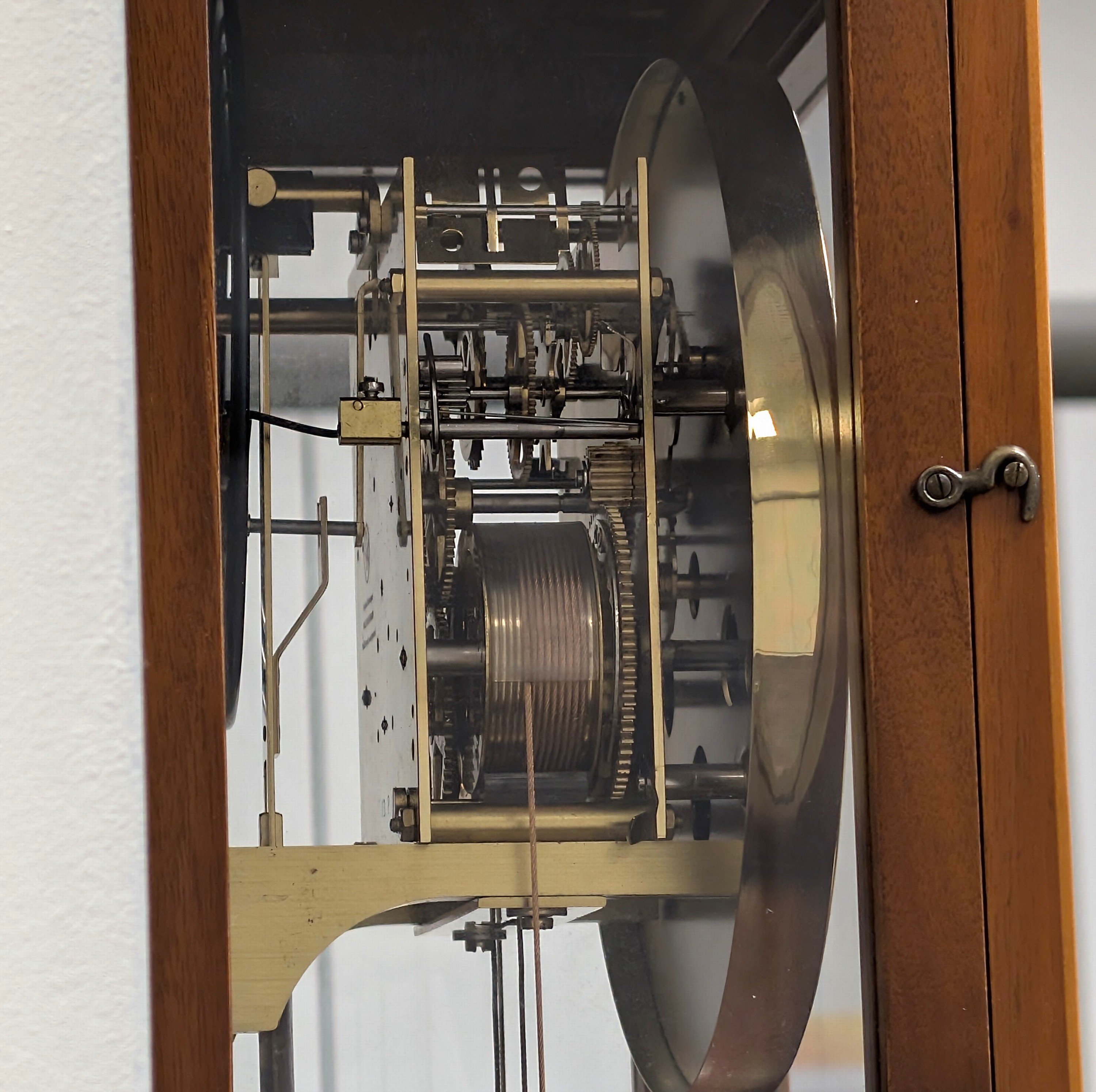 Detail d: ERWIN SATTLER Wiener Dachl Regulator mit Halbstundenschlag, Deutschland um 1995, Gewichtsaufzug, facett. verglastes Nussbaum- furniertes ...