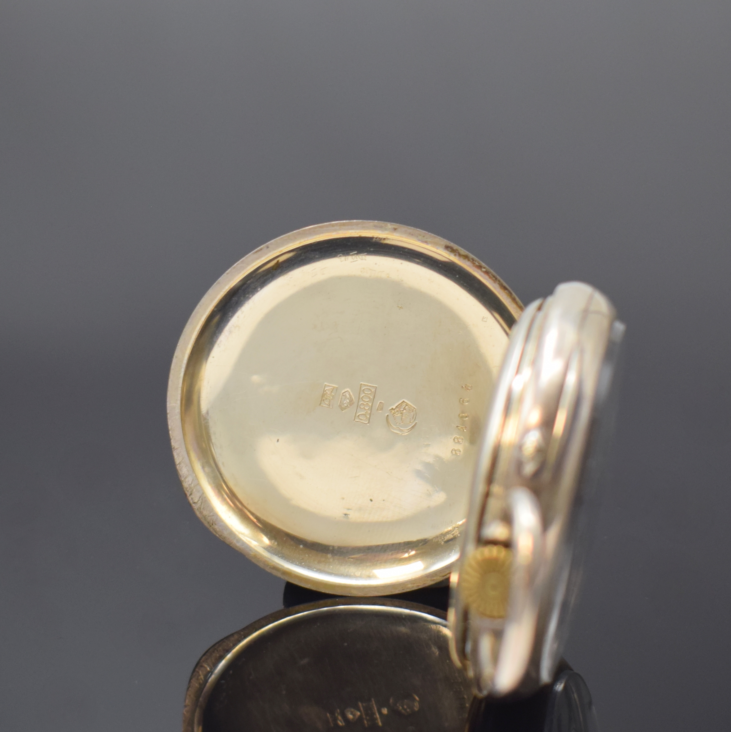 Detail b: GEB. EPPNER BERLIN / LONGINES offene Herrentaschenuhr in 800er Silber, Schweiz/Deutschland um 1890, guill. Geh. dell., grav. Monogramm m. Krone, ...