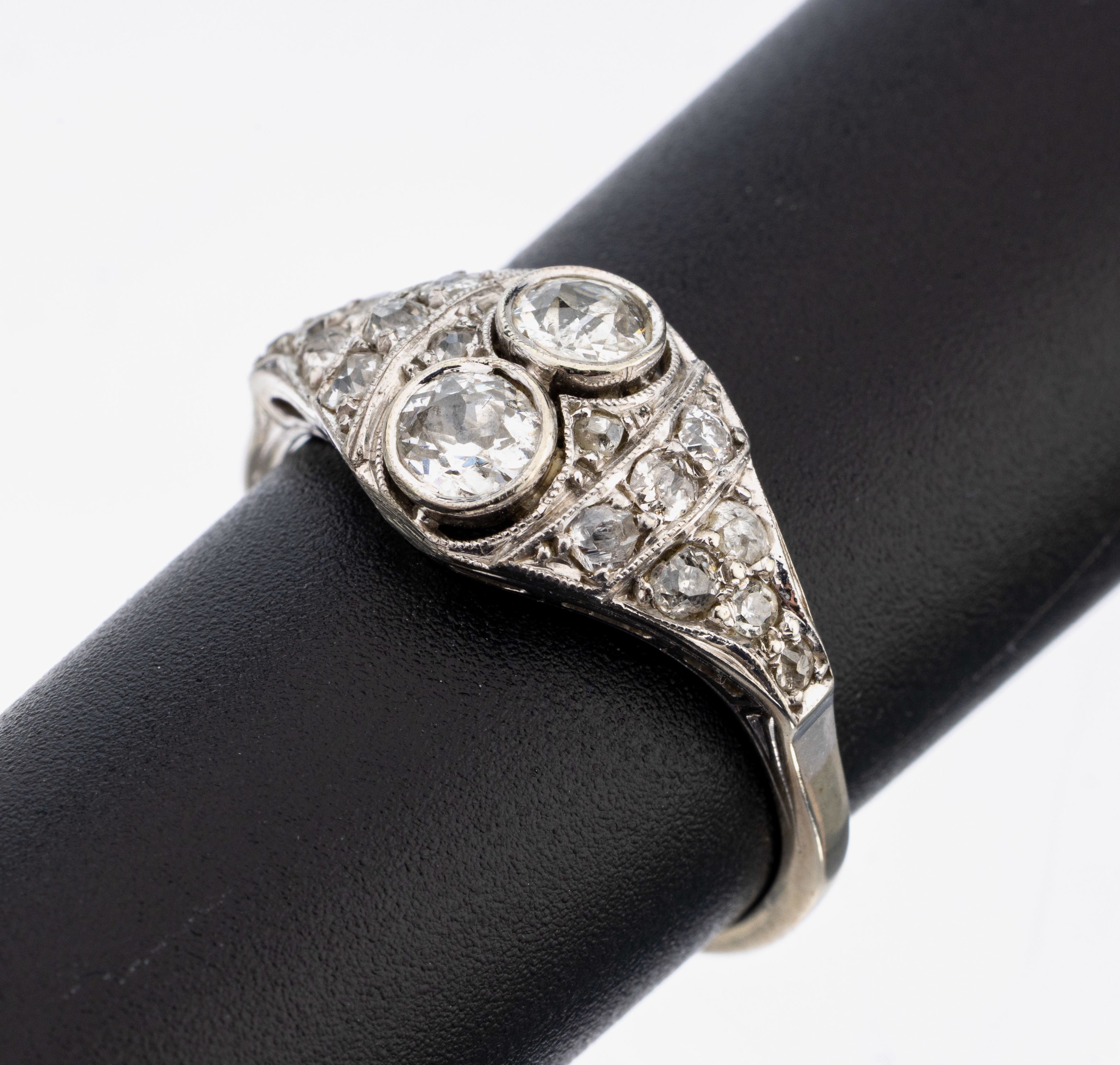 14 kt Gold Diamant Art-Deco Ring, um 1920, WG 585/000, gepr., mittig 2 Altschliffdiamanten zus. ca. 0.45 ct Weiß/p, seitl. 14 Diamantrosen zus. ca. ...