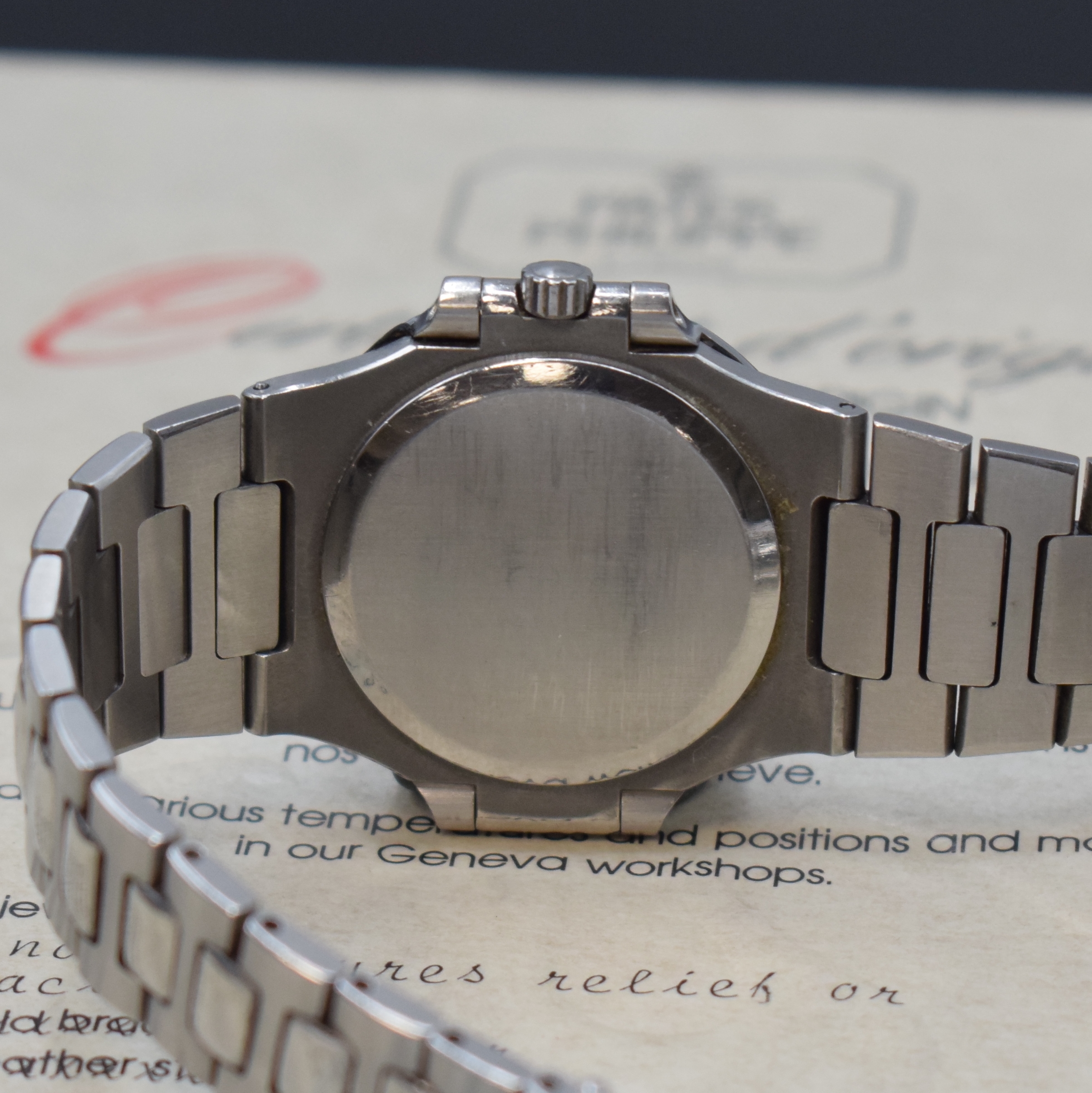 Detail e: PATEK PHILIPPE hochfeine Herrenarmbanduhr Modell Nautilus Referenz 3800/001 designed von Gerald Genta mit original Zertifikat, Schweiz verkauft ...